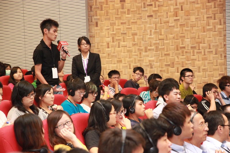 亞洲大學國企系陳禹任同學(持麥克風者)向諾貝爾獎大師提問，親近大師學習