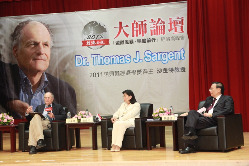 沙金特博士以「全球經濟面臨的新挑戰-通膨隱憂浮現?」為題演講，勉勵同學，找到興趣，並不斷投資自己
