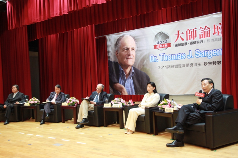 亞洲大學2012諾貝爾獎大師論壇邀請產官學界代表與會，右起亞洲大學校長蔡進發、臺灣大學財務金融學系教授劉憶如、2011諾貝爾經濟學獎得主沙金特博士、友嘉實業集團總裁朱志洋、拓凱實業股份有限公司董事長沈文振