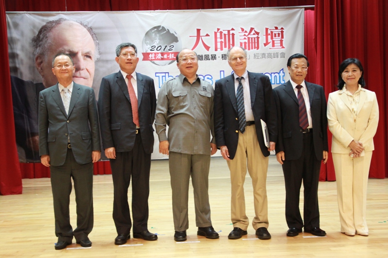 右起臺灣大學財務金融學系教授劉憶如、亞洲大學校長蔡進發、2011諾貝爾經濟學獎得主沙金特博士、臺中市長胡志強、合作金庫銀行總經理蔡秋榮、經濟日報社長楊仁峰