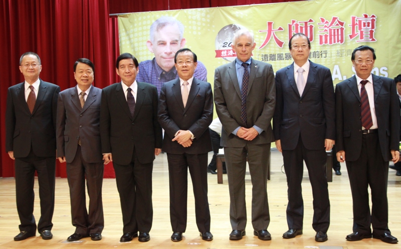 諾貝爾經濟學獎得主席姆斯博士(右三)與亞洲大學創辦人蔡長海博士(右二)、亞洲大學校長蔡進發(右一)、前財政部長暨前駐WTO大使顏慶章(中)等人合影