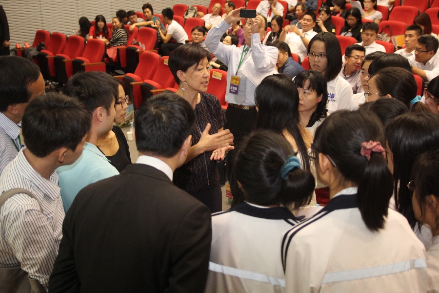 韓森夫人、芝加哥大學經濟系教授蔣人瑞在現場休息時間,主動幫忙解答眾多學生有關經濟議題,讓人感受到她的親切與熱誠