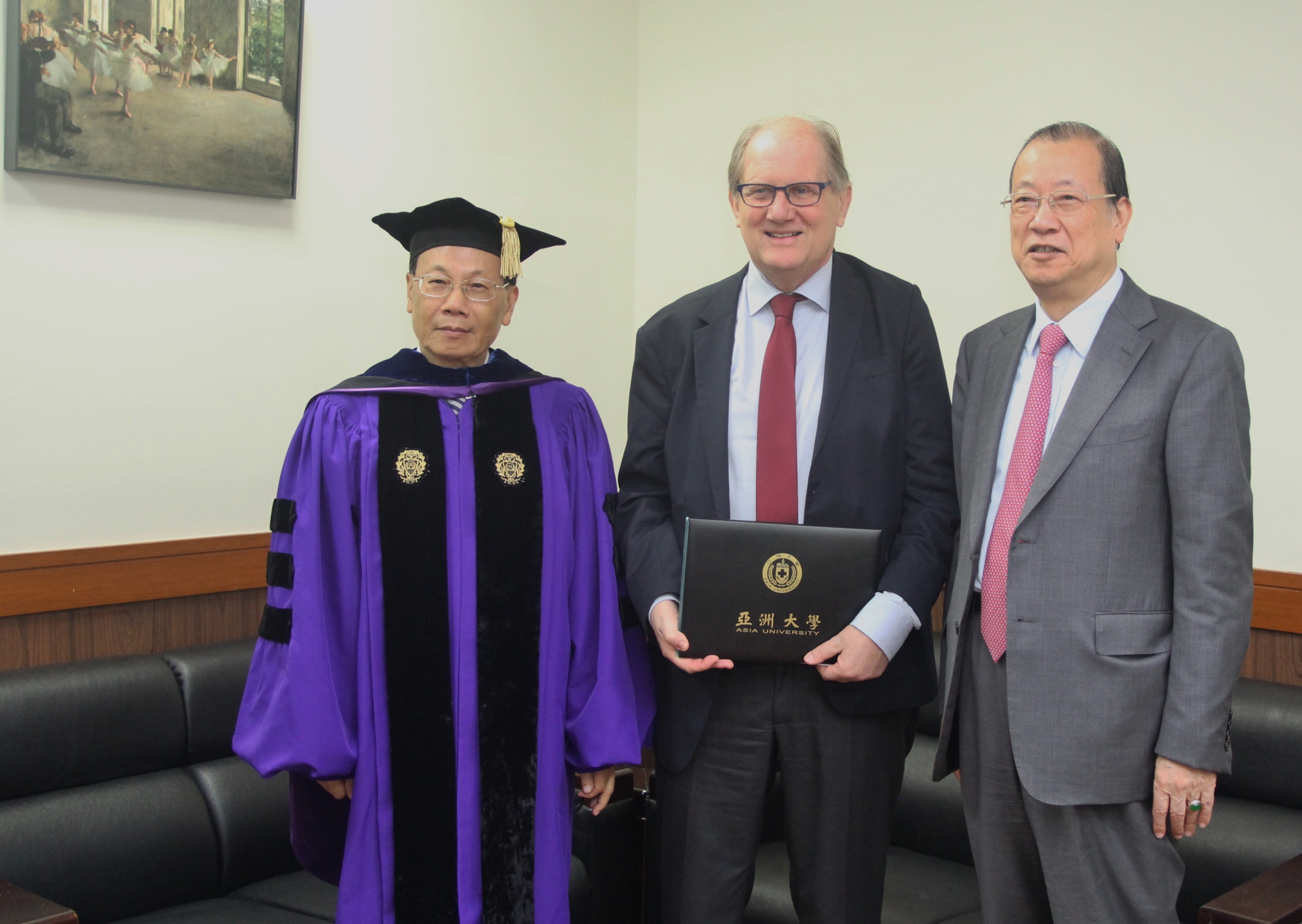 南洋理工大學榮譽校長Bertil Andersson教授,接受亞大頒授頒授名譽博士學位,與亞大創辦人蔡長海(右)、校長蔡進發(左)合影