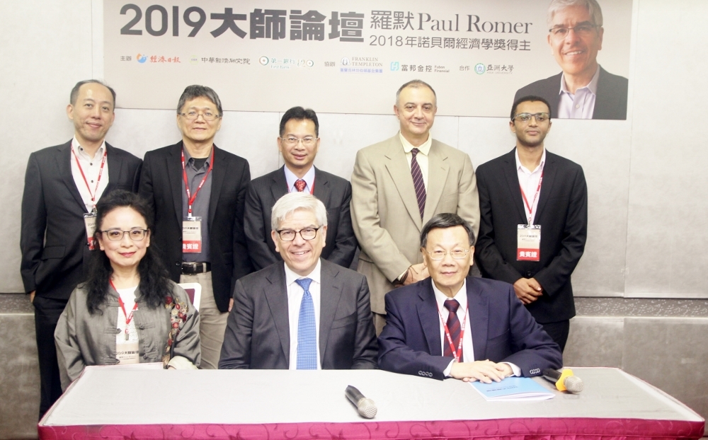 2018諾貝爾經濟學獎得主Paul Rome(前排中)與亞洲大學師生座談，與亞洲大學蔡進發校長(前排右一)等位師長合影