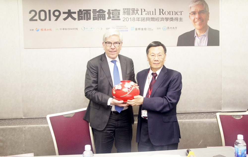 亞洲大學蔡進發校長(右一)致贈法藍瓷禮品給2018諾貝爾經濟學獎得主Paul Rome(左一)