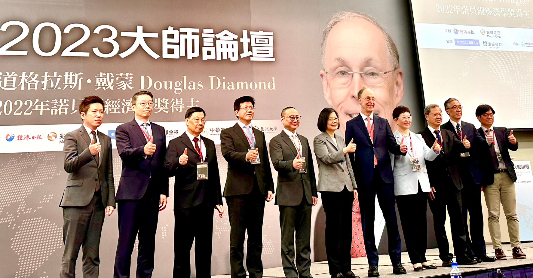 圖為「2023大師論壇」，亞大校長蔡進發（左三）與總統蔡英文（左六）、諾貝爾大師戴蒙（左七）等人合影