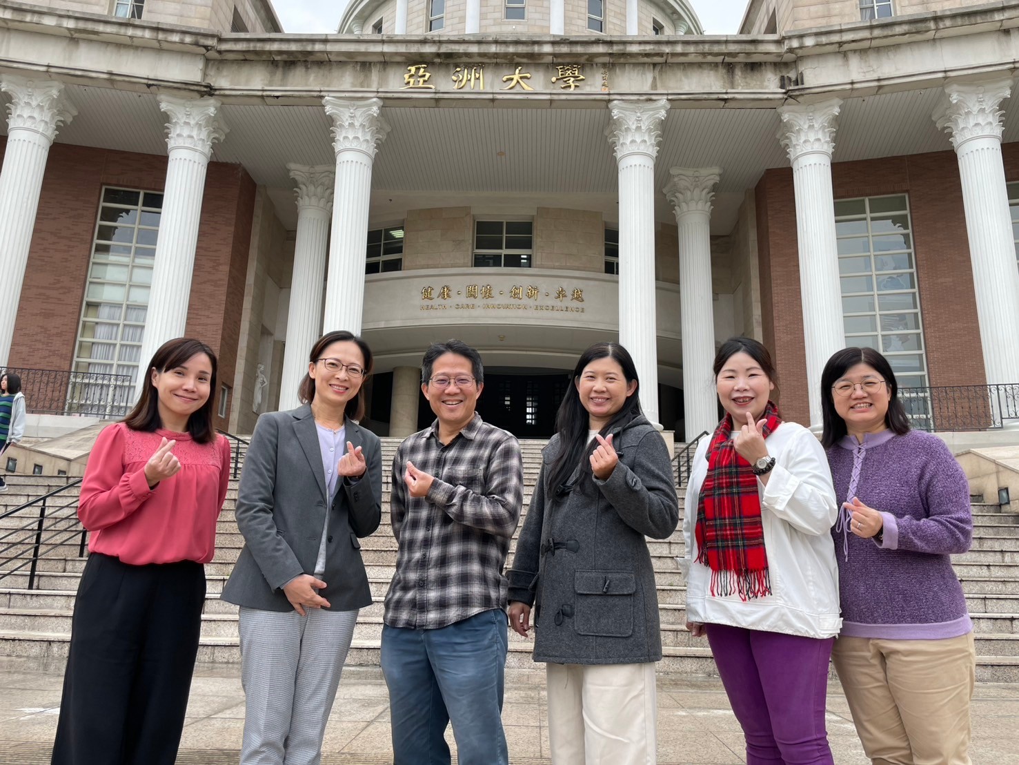 亞大112學年「校級優良班級導師」，(由左而右)心理系張瀚云、職治系王于欣、財法系陸敏清、幼教系羅育齡、護理系彭逸稘、社工系陳秀靜等6位老師。