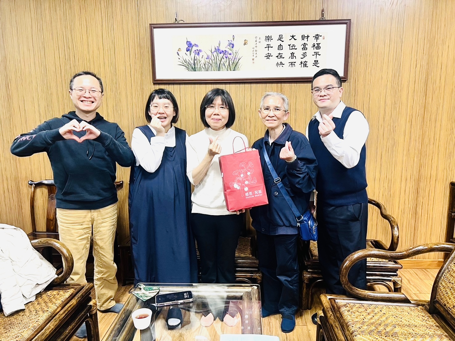 慈濟基金會社工督導林立捷(右2)等,特地來亞大,向亞大社工系主任陳美智(右3)表達肯定同學的社福表現。