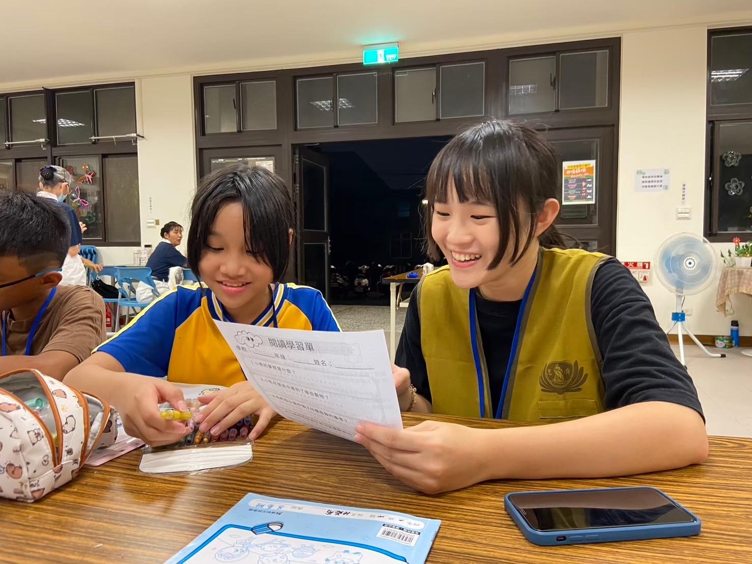 亞大社工系張禎倪同學(右),在花東新村陪伴孩童課輔。