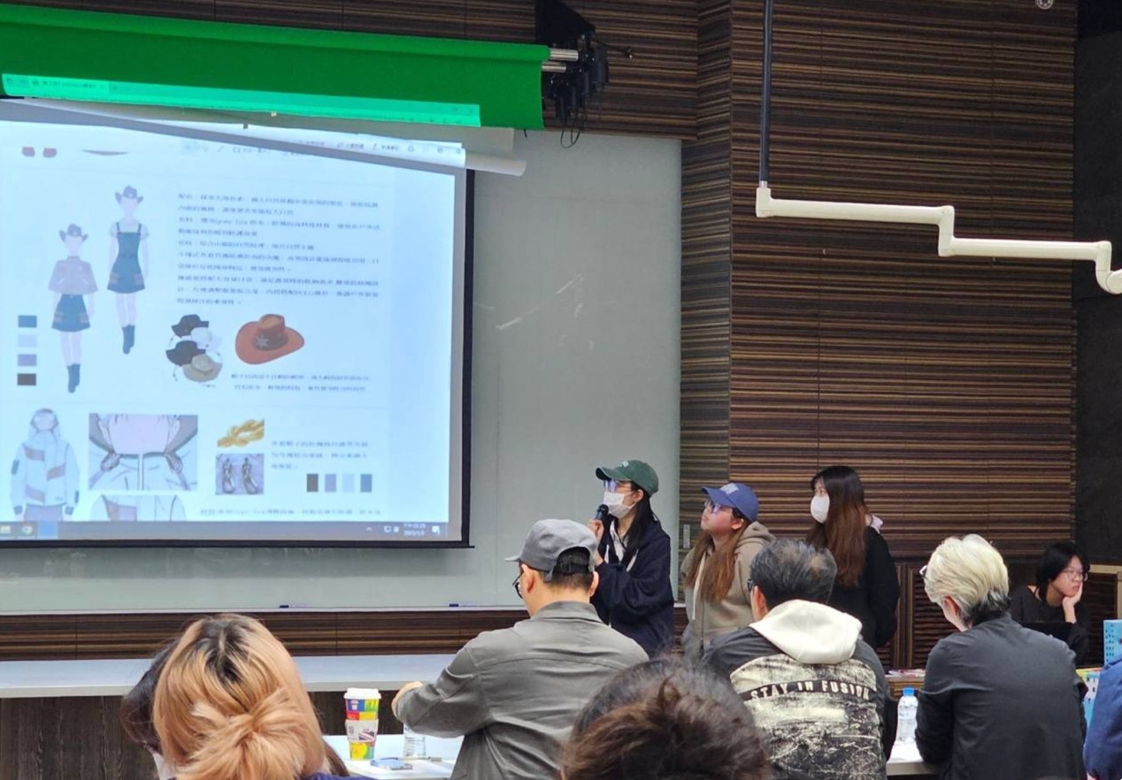亞大時尚系同學,上台發表設計概念。