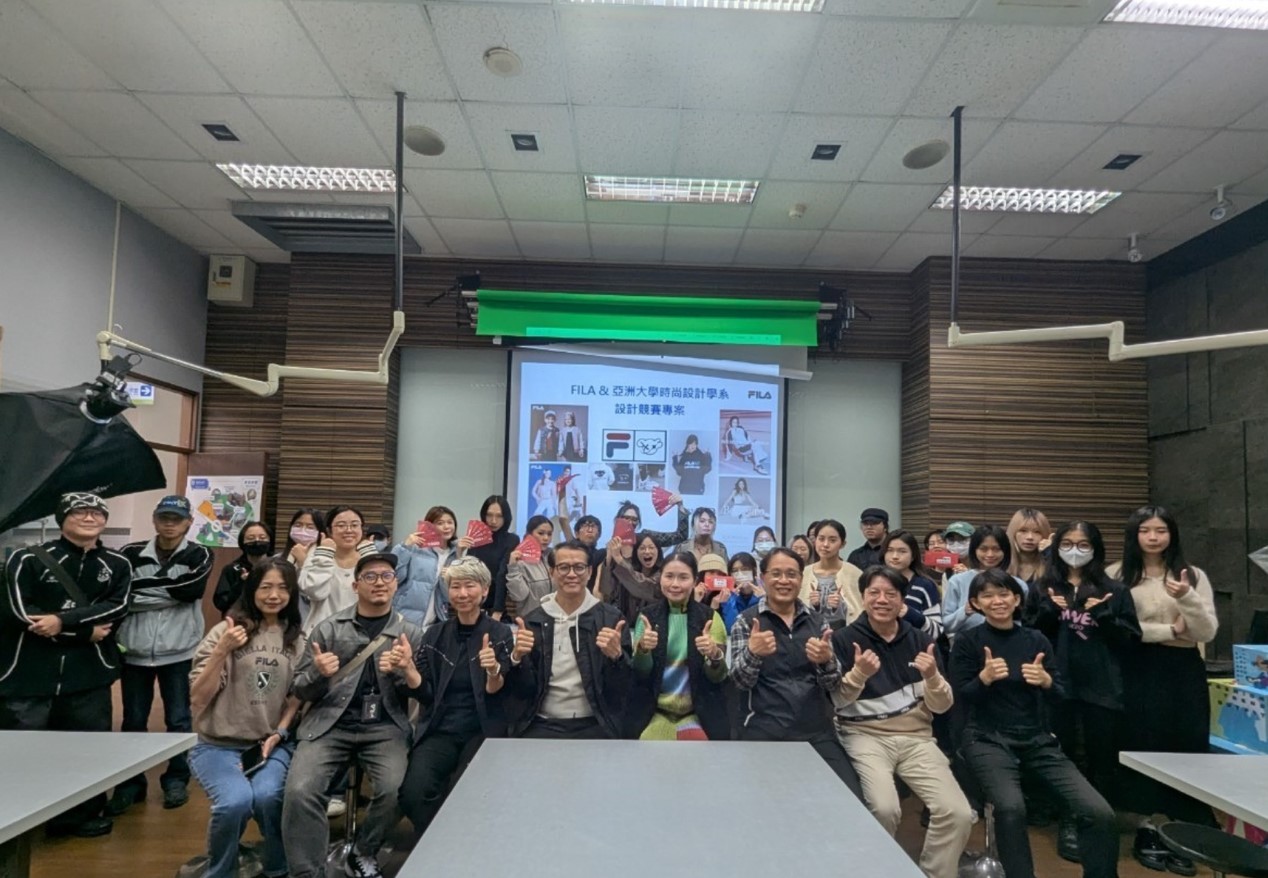 「FILA&亞洲大學時尚設計學系設計競賽」,亞大時尚系師生和評審合影。