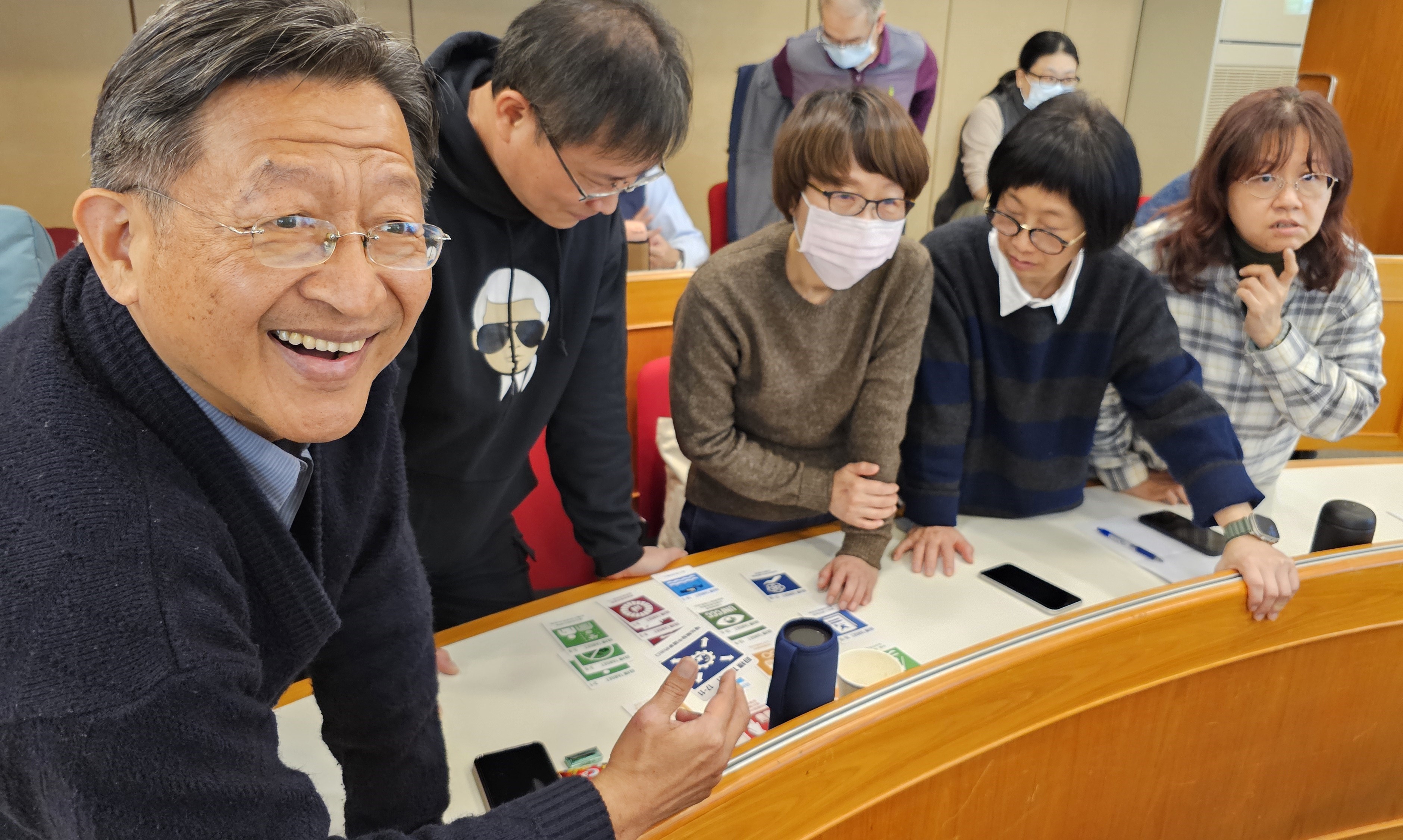 圖二:亞大通識教師團隊,體驗「SDGs桌遊」。