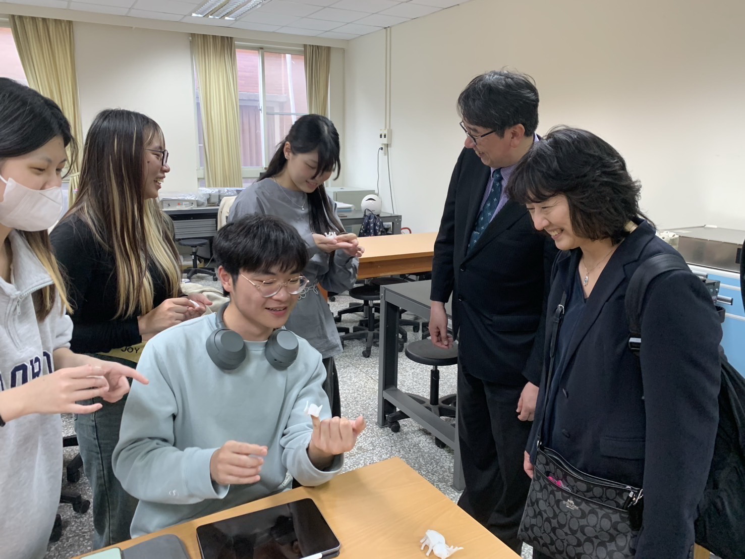 日本帝京平城大學職治系吉野智佳子(右1)、鎗田英樹教授(右2),參訪亞大職治系的輔具實作課程。