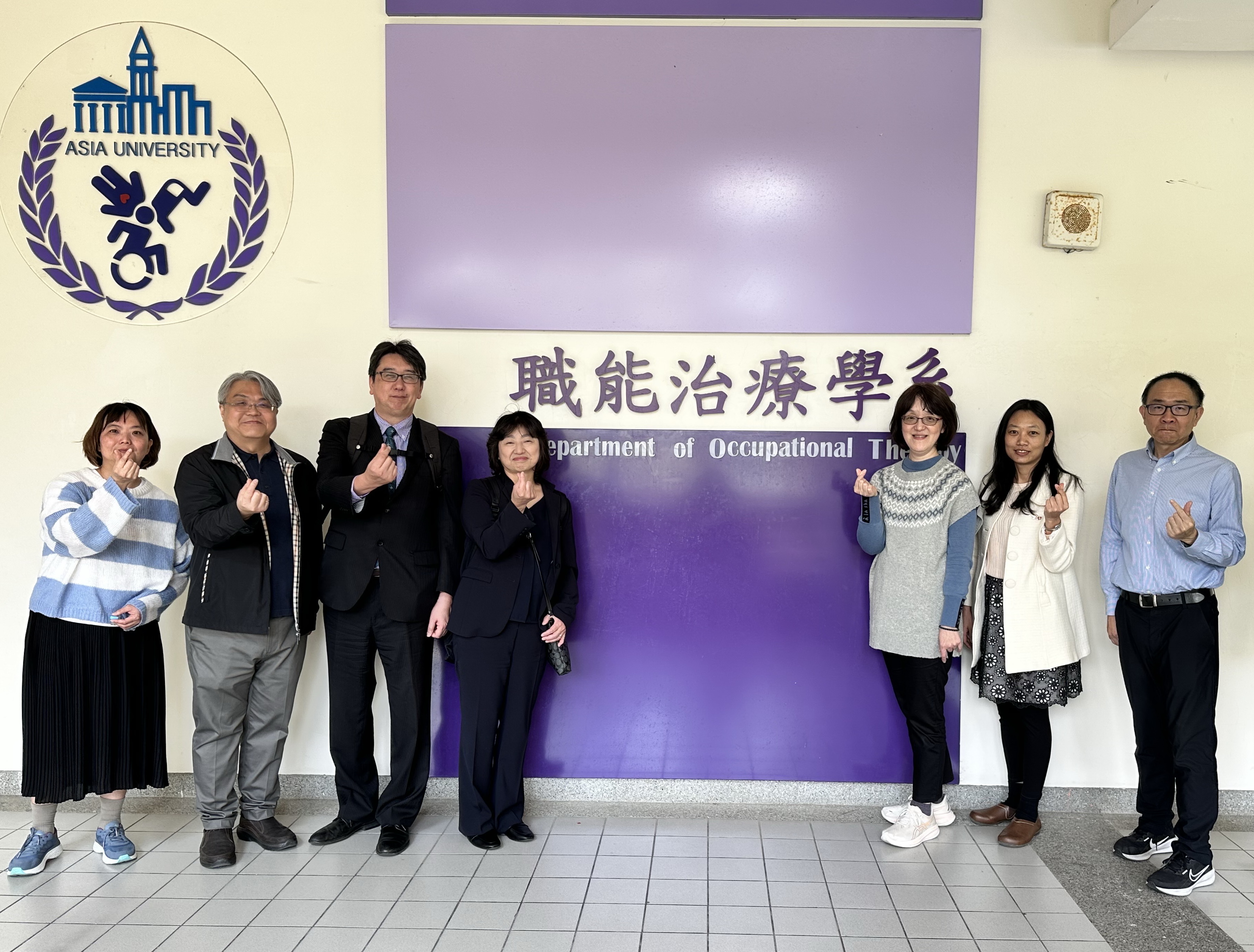 日本帝京平城大學鎗田英樹教授(左3)、吉野智佳子教授(左4)參訪亞大職治系,與系主任林鋐宇等師長合影。