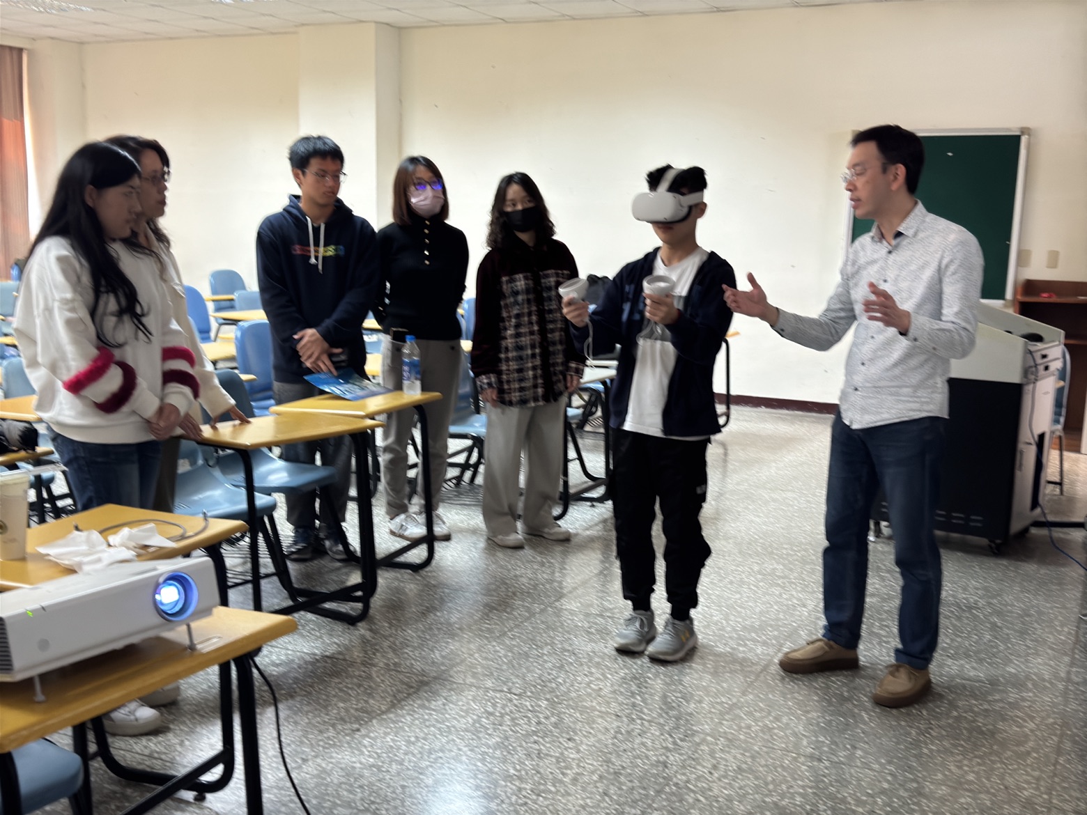 亞大資電學院副院長兼人工智慧學系主任劉國成(右)，介紹該系採用VR設備融入課程。