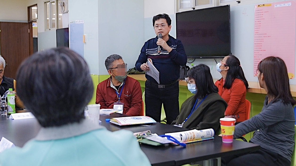 在「親子溝通訓練」課程中,家長透過「三明治溝通技巧」演練,學習如何與青少年有效溝通。