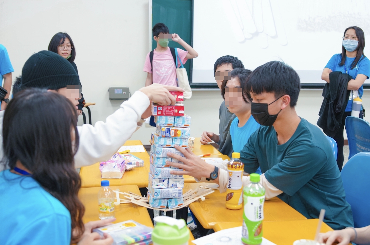 在「創意設計」課程中,學員發揮創意,用冰棒棍搭建能承重飲料的吊橋。