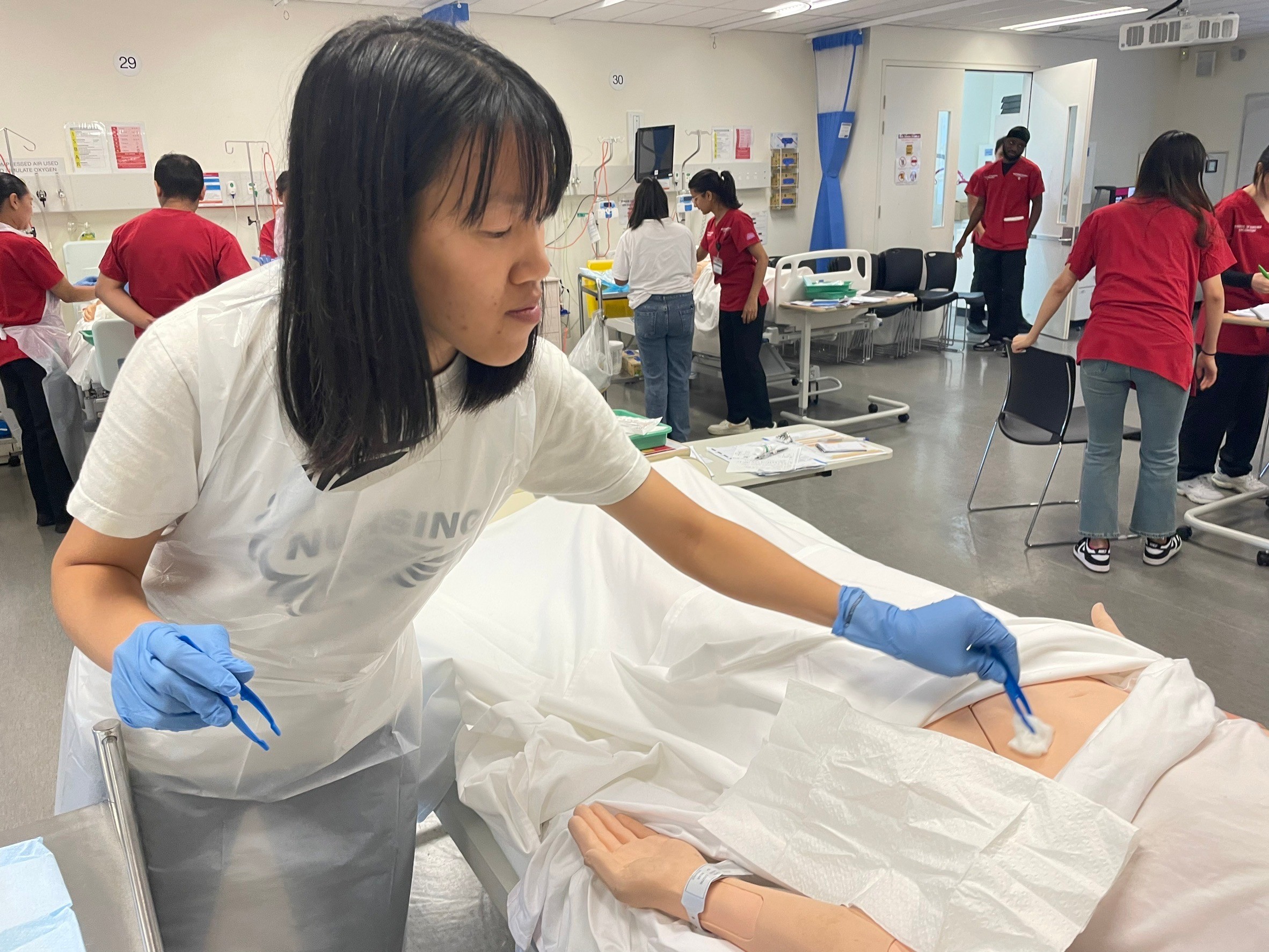 亞大護理學系甘智誼同學,在澳洲西雪梨大學Nursing LAB課程,執行傷口換藥技術。