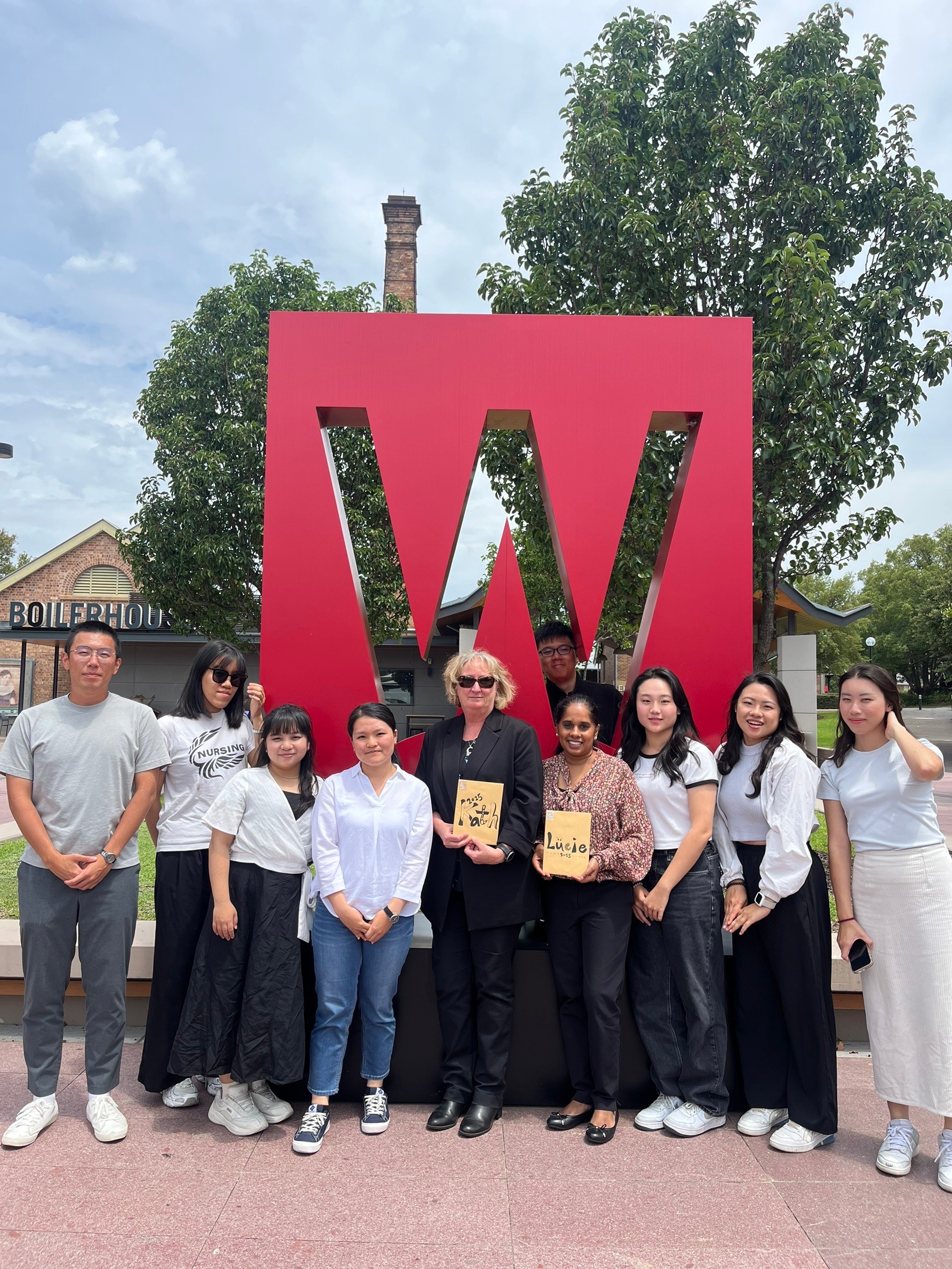 亞大護理學院實習同學,與澳洲西雪梨大學護理學院Professor Kath Peters(左5)、Professor Lucie Ramjan (右4),在西雪梨大學校門口合影。