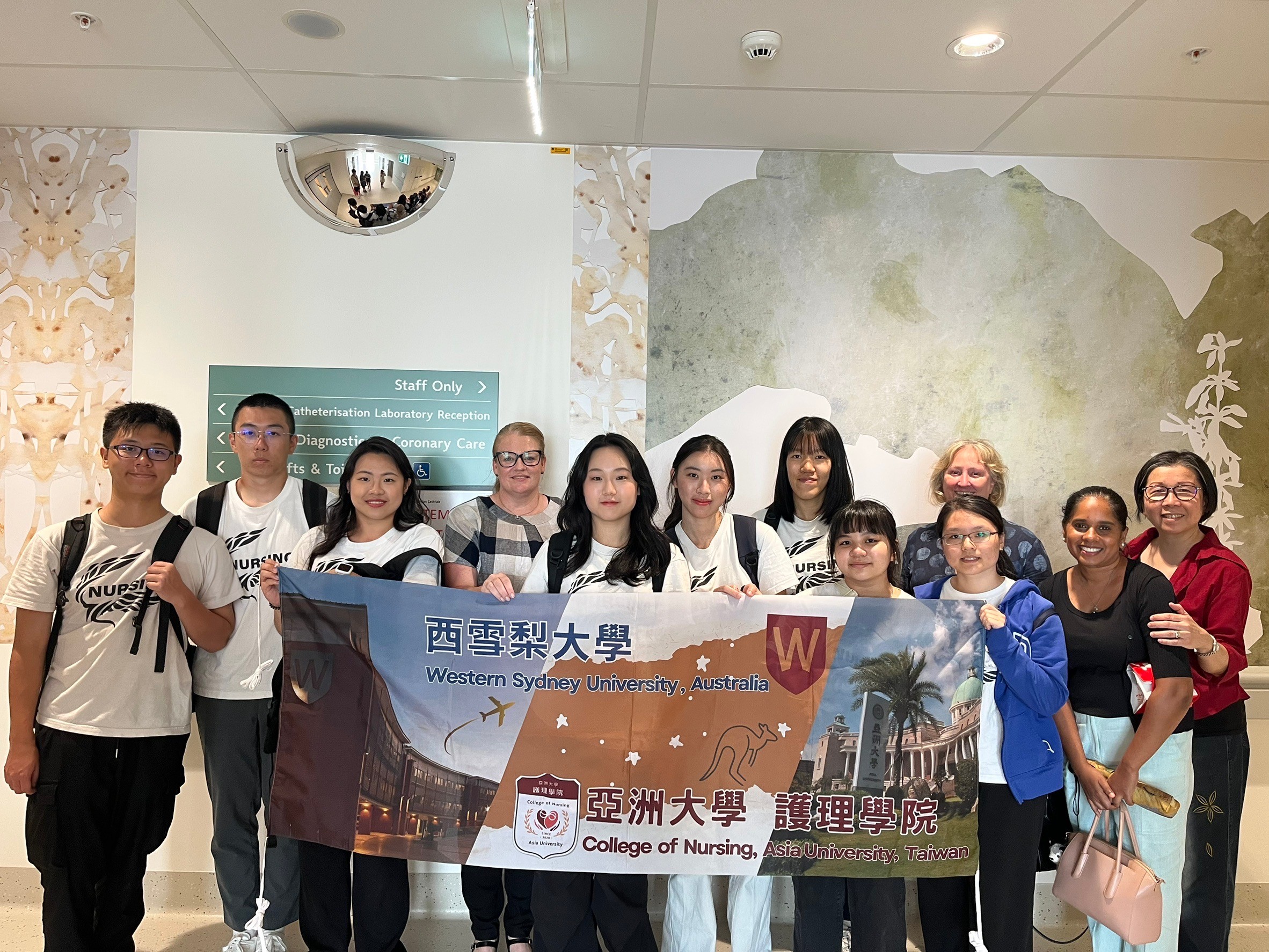 亞大護理系簡慧雯老師(右1)、澳洲西雪梨大學護理學院Professor Kath Peters(右2)、Professor Lucie Ramjan (右3)和實習同學等人,在Nepean醫院病房外合影。