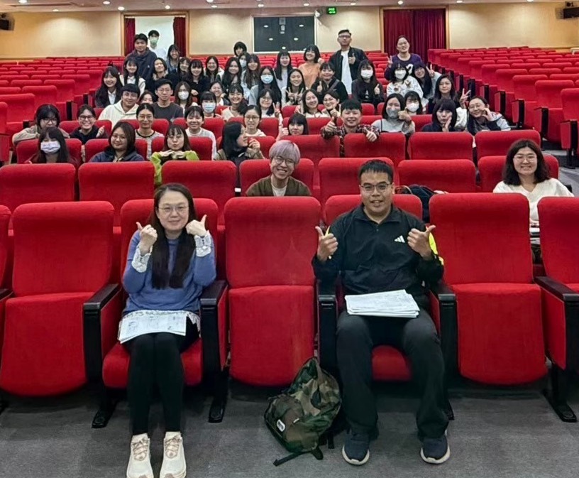 亞大聽語系實習成果發表,實習督導和同學合影。