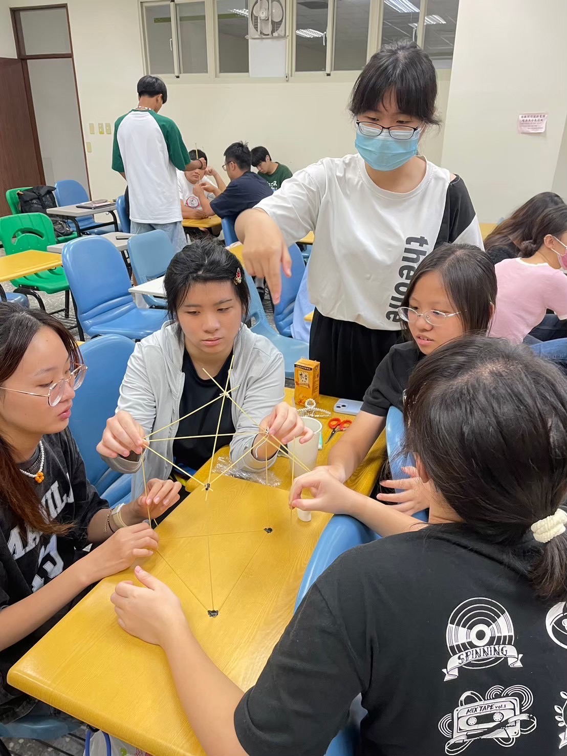 亞大同學在課程中,練習、培養默契的上課情形。