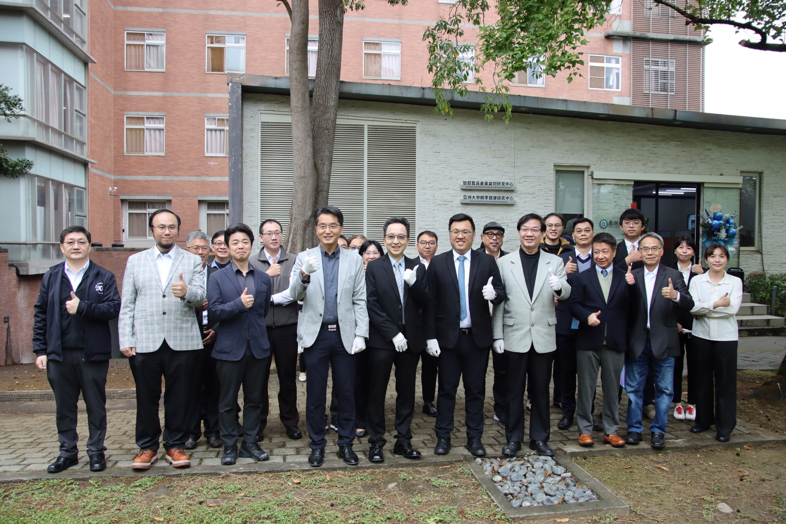 亞大、翔棋科技「智慧載具產業共同研究中心」揭牌，瑞思資訊暨翔棋科技董事長郭宏裕(左五)、亞大產學長王昭能(左六)跟與會貴賓、亞大師長合影。