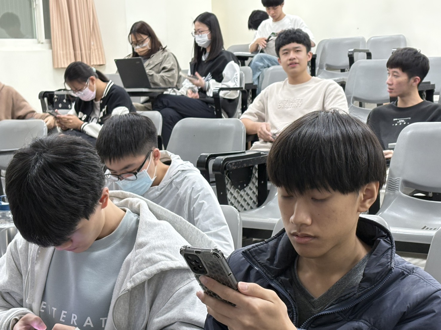 在模擬投資競賽現場，參加同學專注實戰操作。