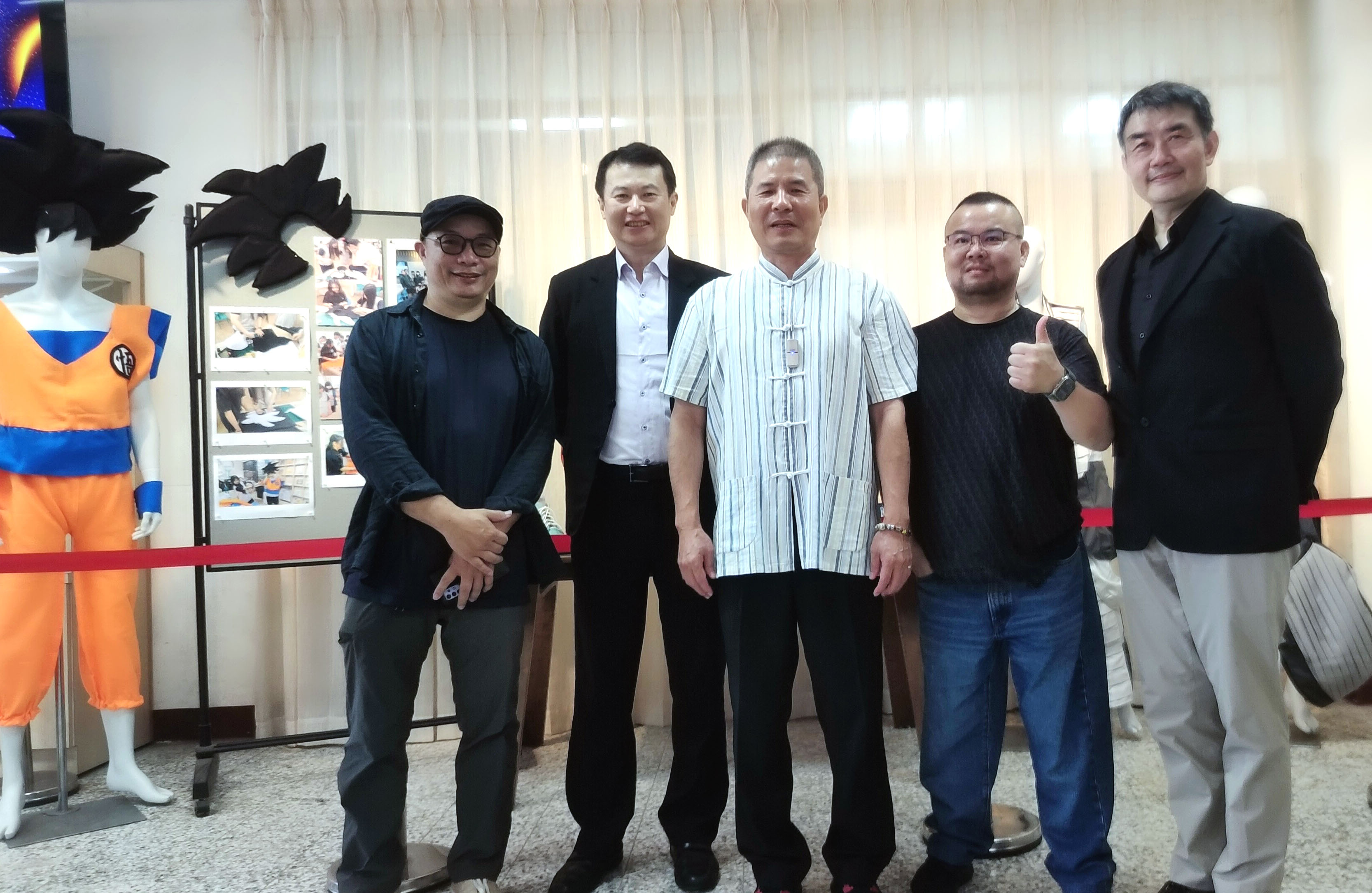 亞大、麥寮高中合辦「跨域視界&創藝青春,亞大設計學院代表(由左而右)室設系主任施勝誠、數媒系主任趙文鴻、亞大副校長陳啟雄、商設系主任龍希文、時尚系邱孟偉老師。