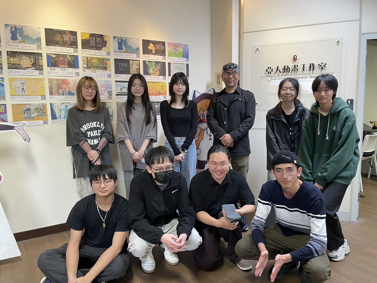 「亞大動畫工作室」涂國雄老師(後排右3)和學生團隊合影。