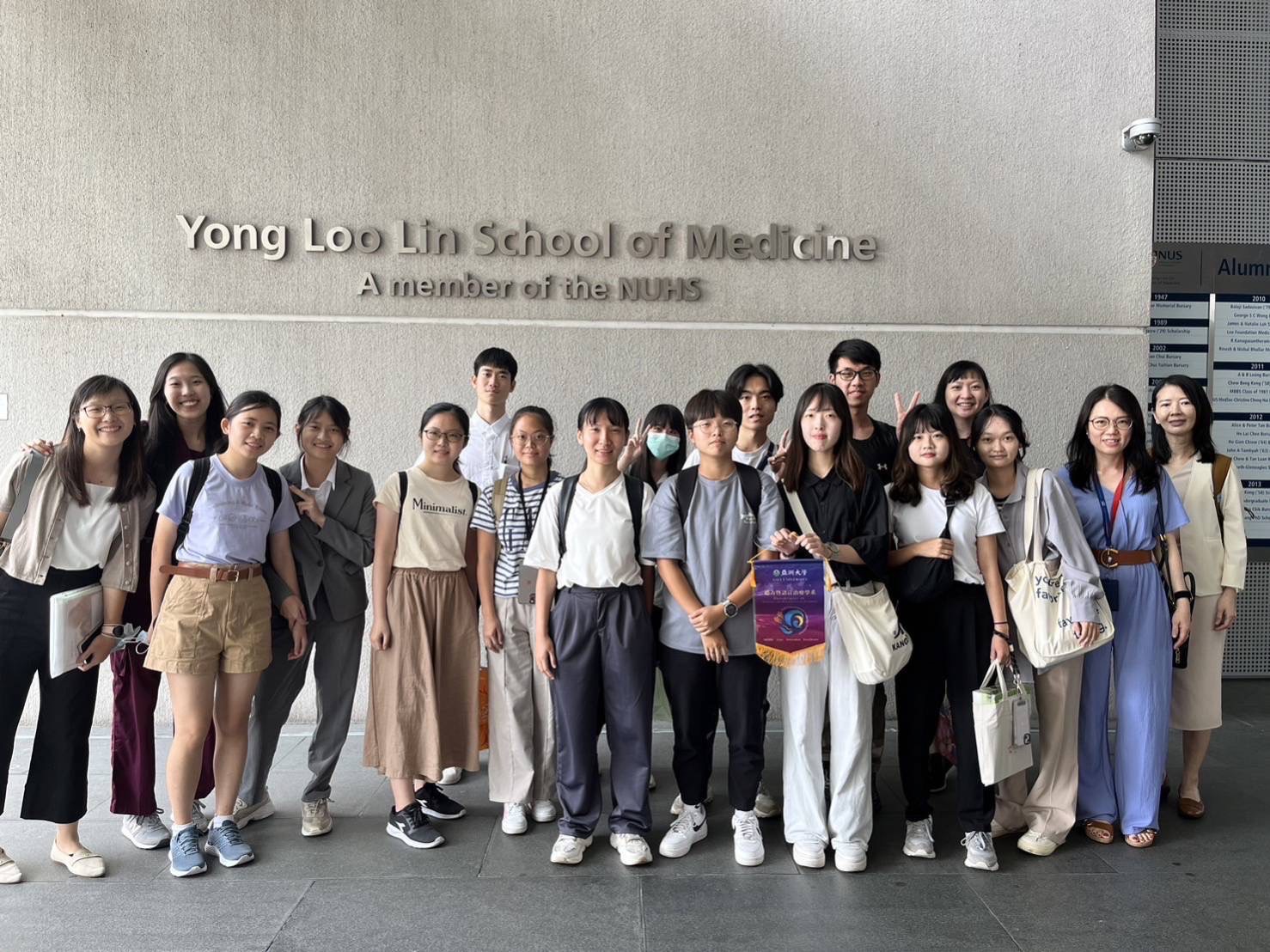 亞大聽語系同學，到新加坡國立大學實習，與師長合影。