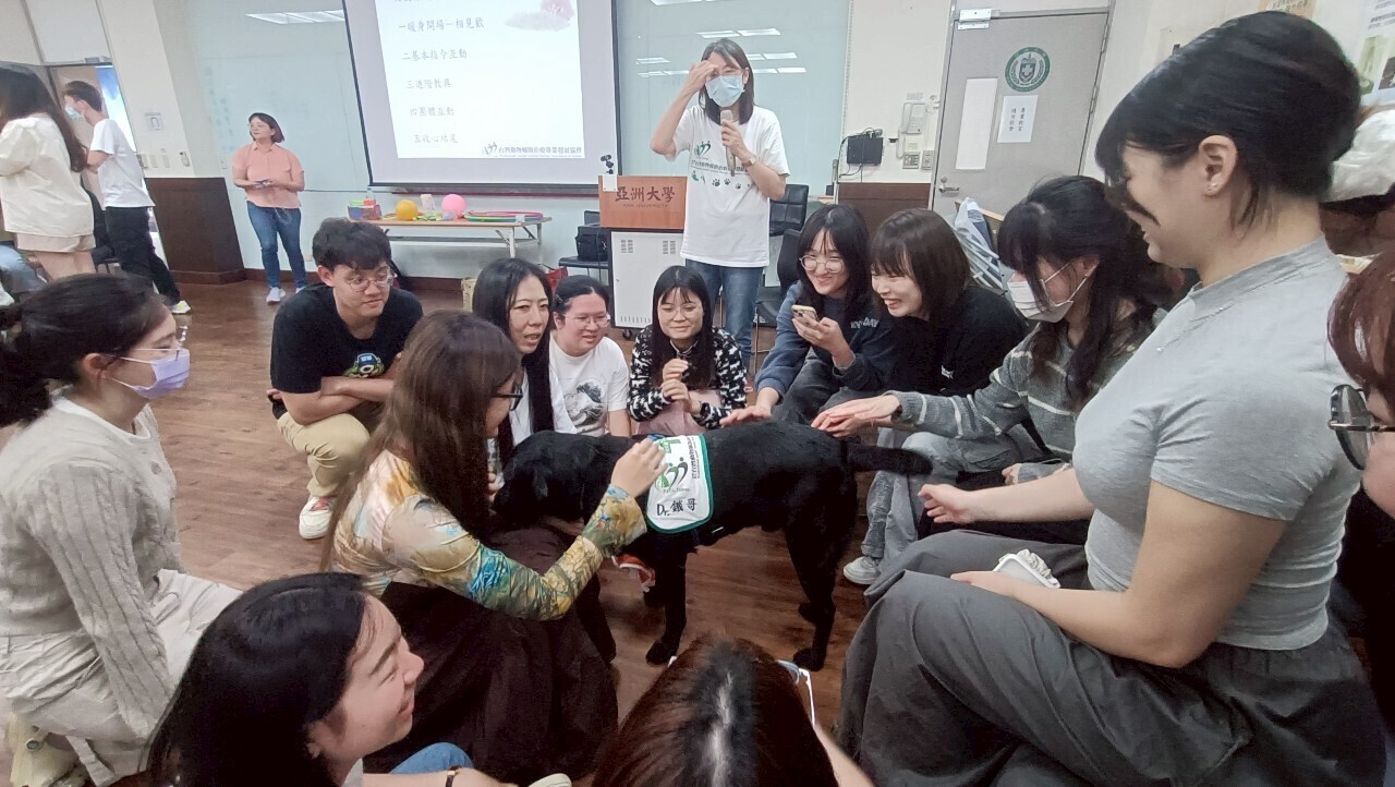 在亞大職治系動物輔助治療課程中,與治療犬相處,讓同學都十分興奮。