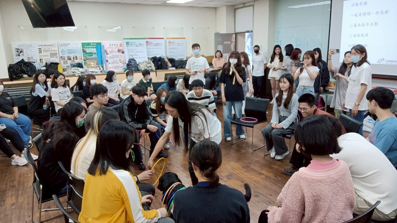 在亞大職治系動物輔助治療課程中,同學設計引導治療犬活動。