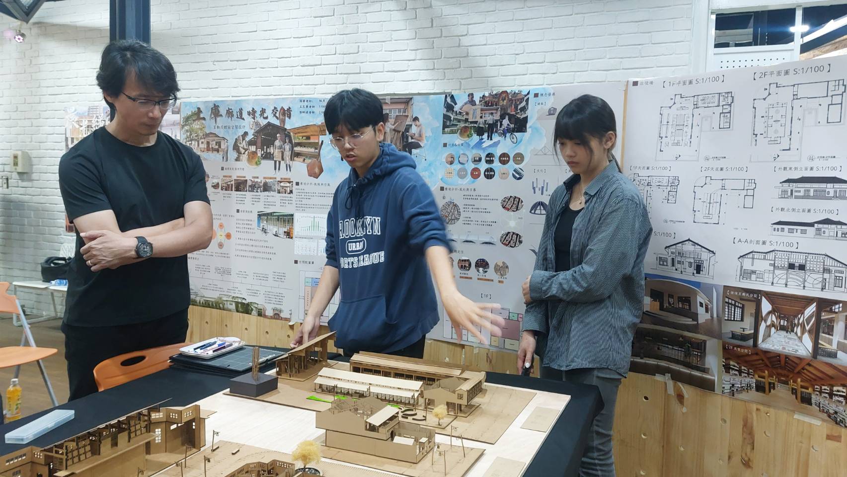 郭國相老師(左)針對同學設計作品,進行講評。