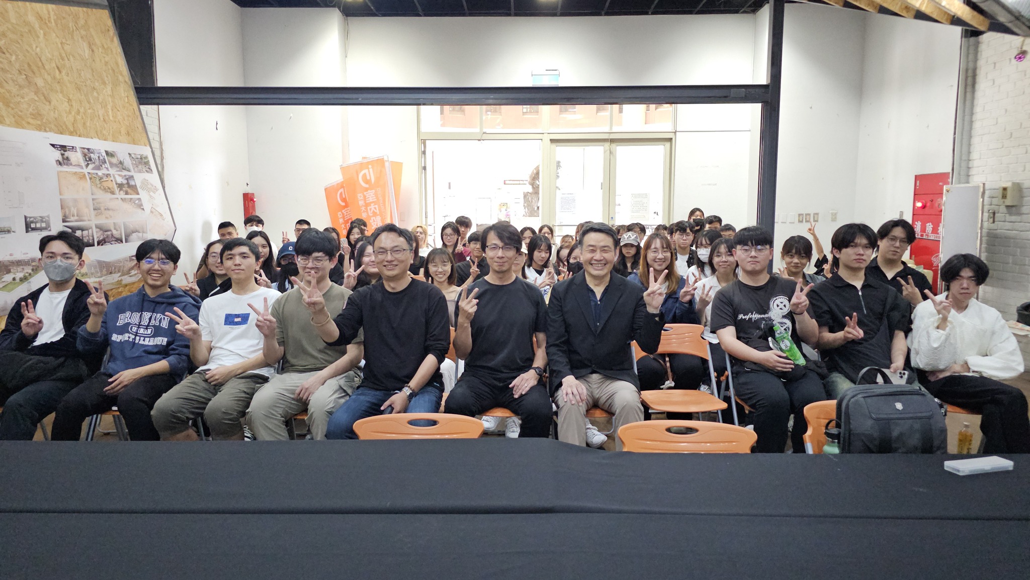 郭國相老師(前排右5),與亞大室設系師生合影。