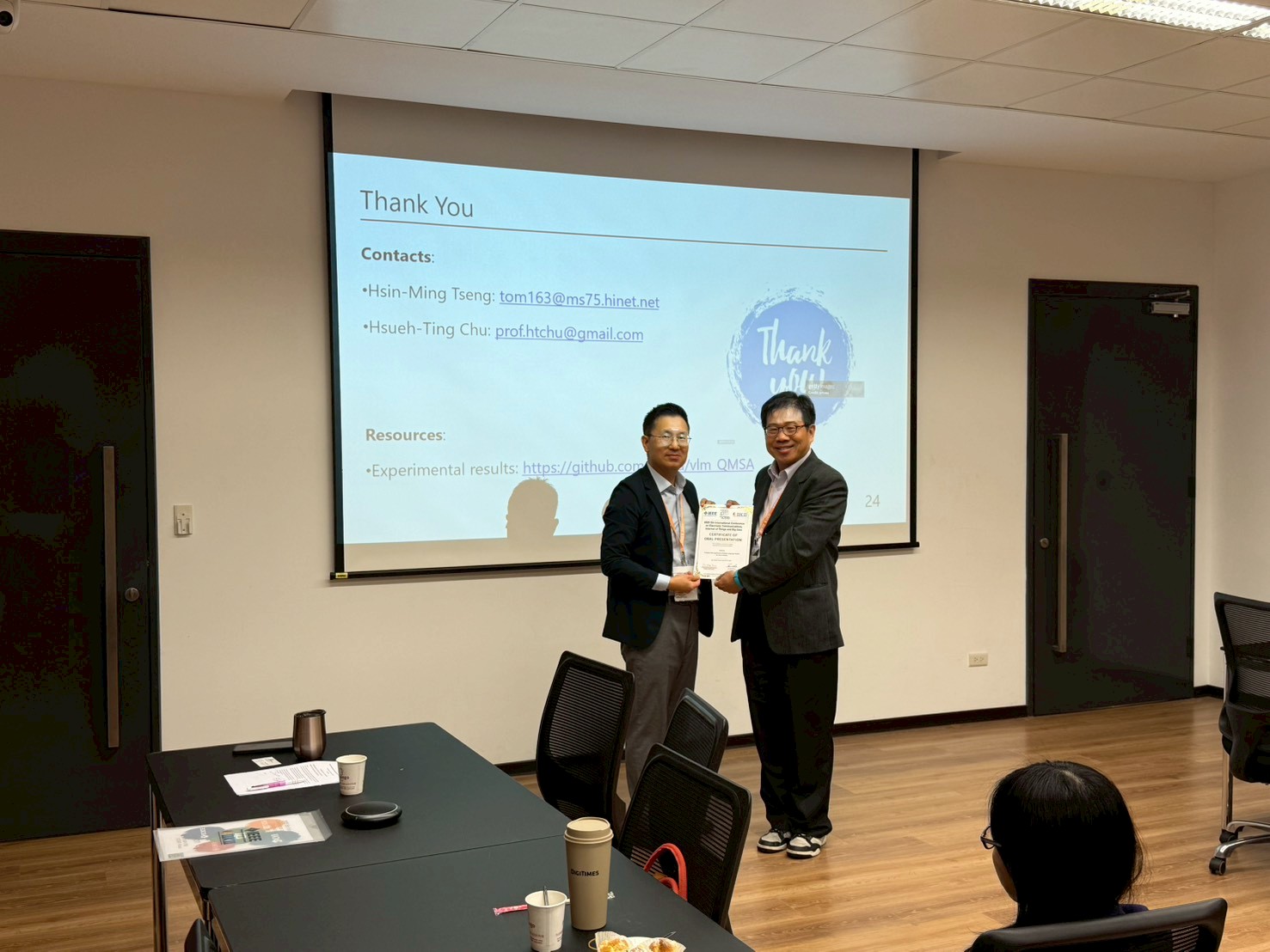 亞大資工系朱學亭老師(右)，代表接受「2025 IEEE ICEIB研討會」論文發表頒獎。