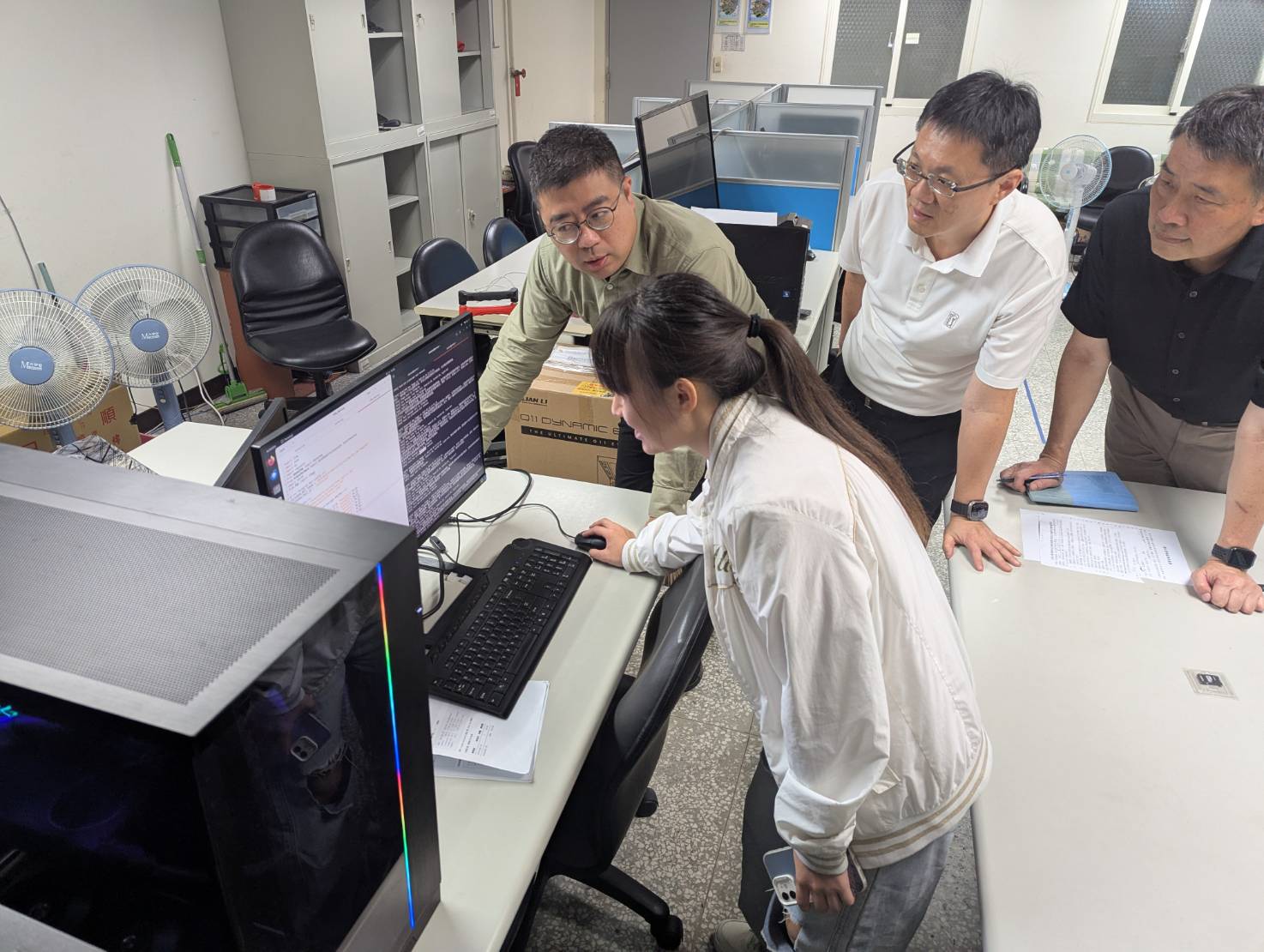  亞大AI實驗室，同學聚精會神投入研究。