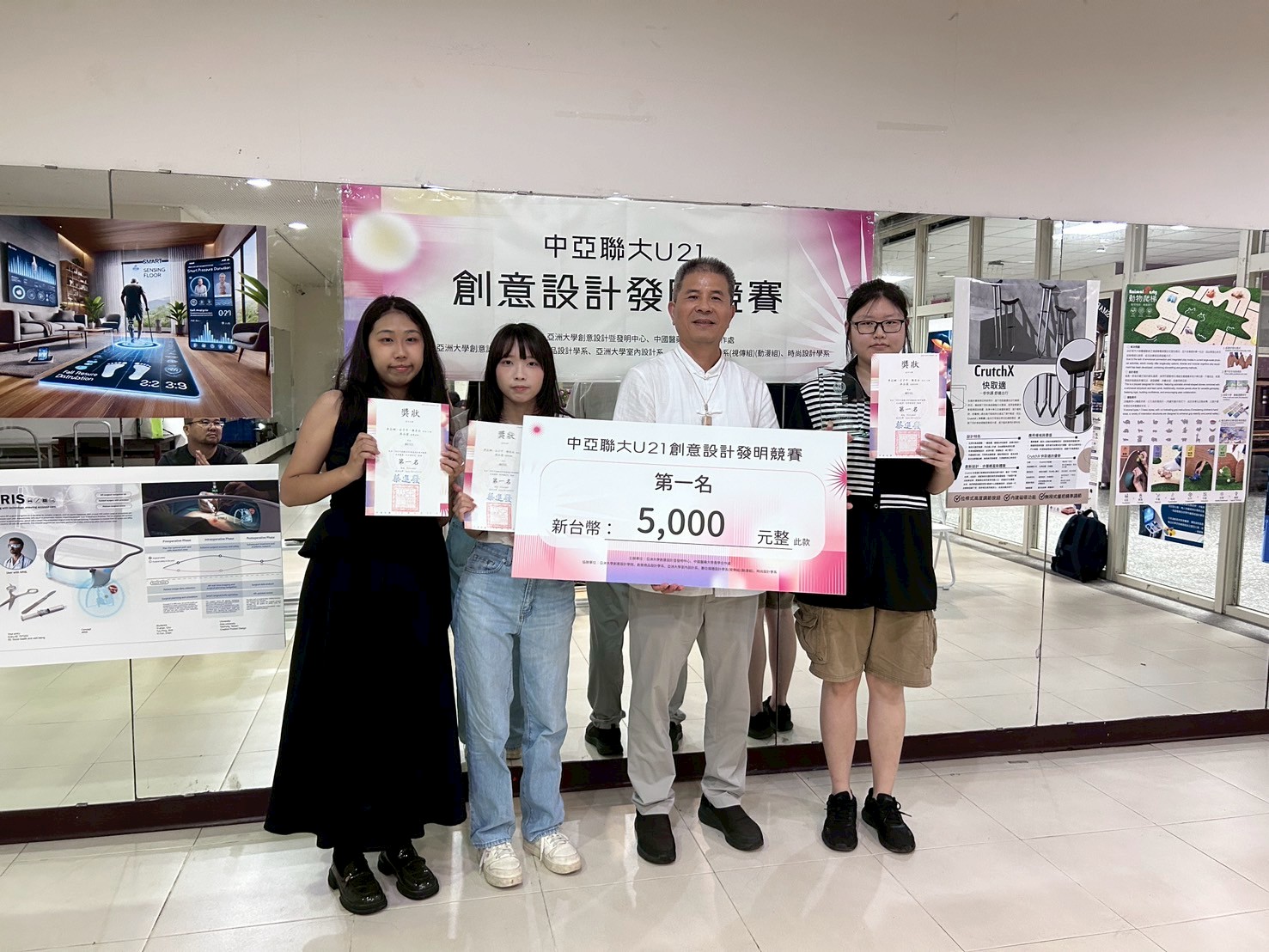 亞大副校長陳啟雄(右2)，頒獎給第1名的亞大商設系同學。