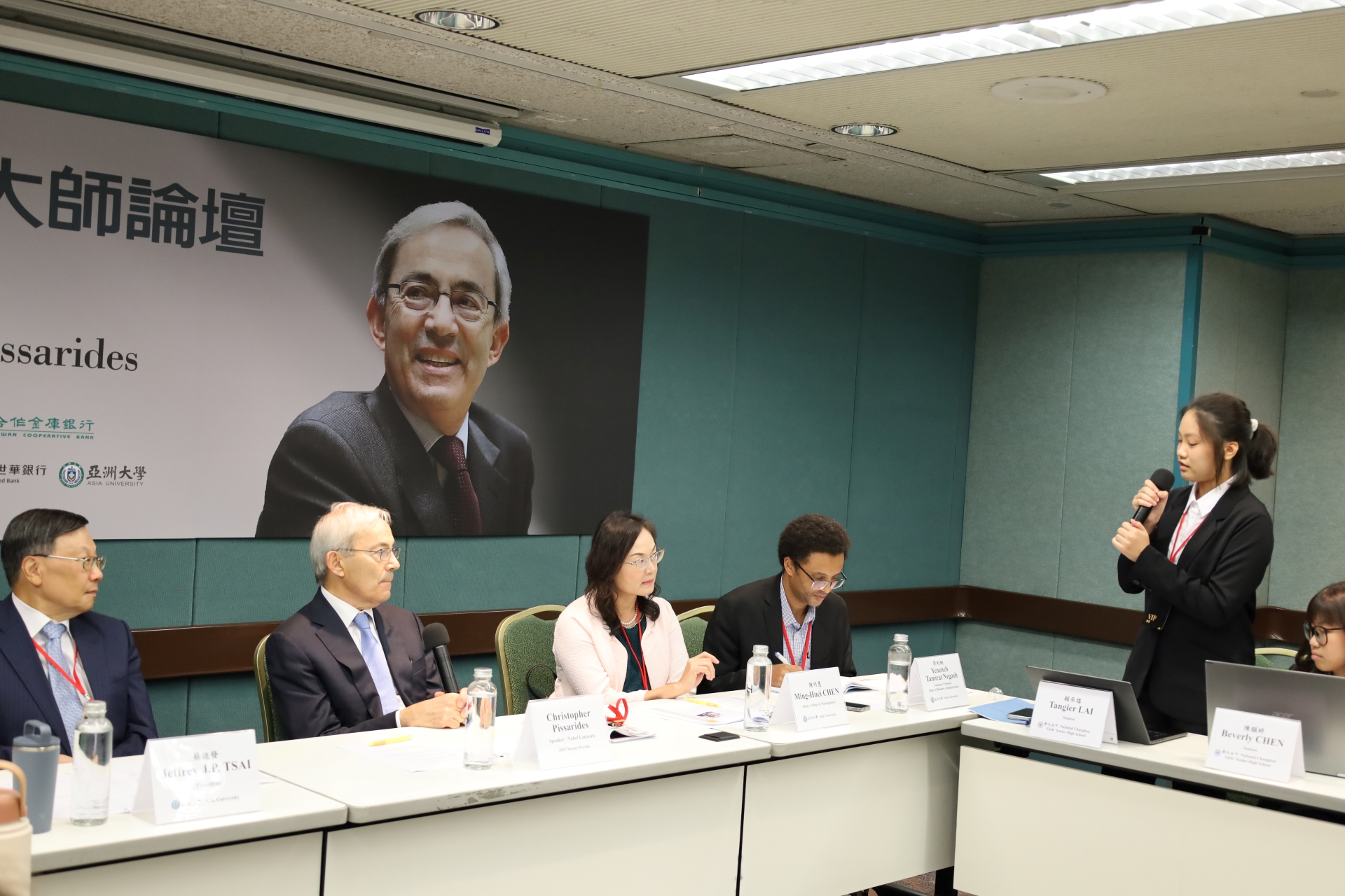 At the 2025 Nobel Laureate Forum, AU alliance high school student Cheng-Hsi Lai (far right) poses a question to Nobel Laureate Prof. Pissarides (second from left), gaining insights directly from the distinguished guest