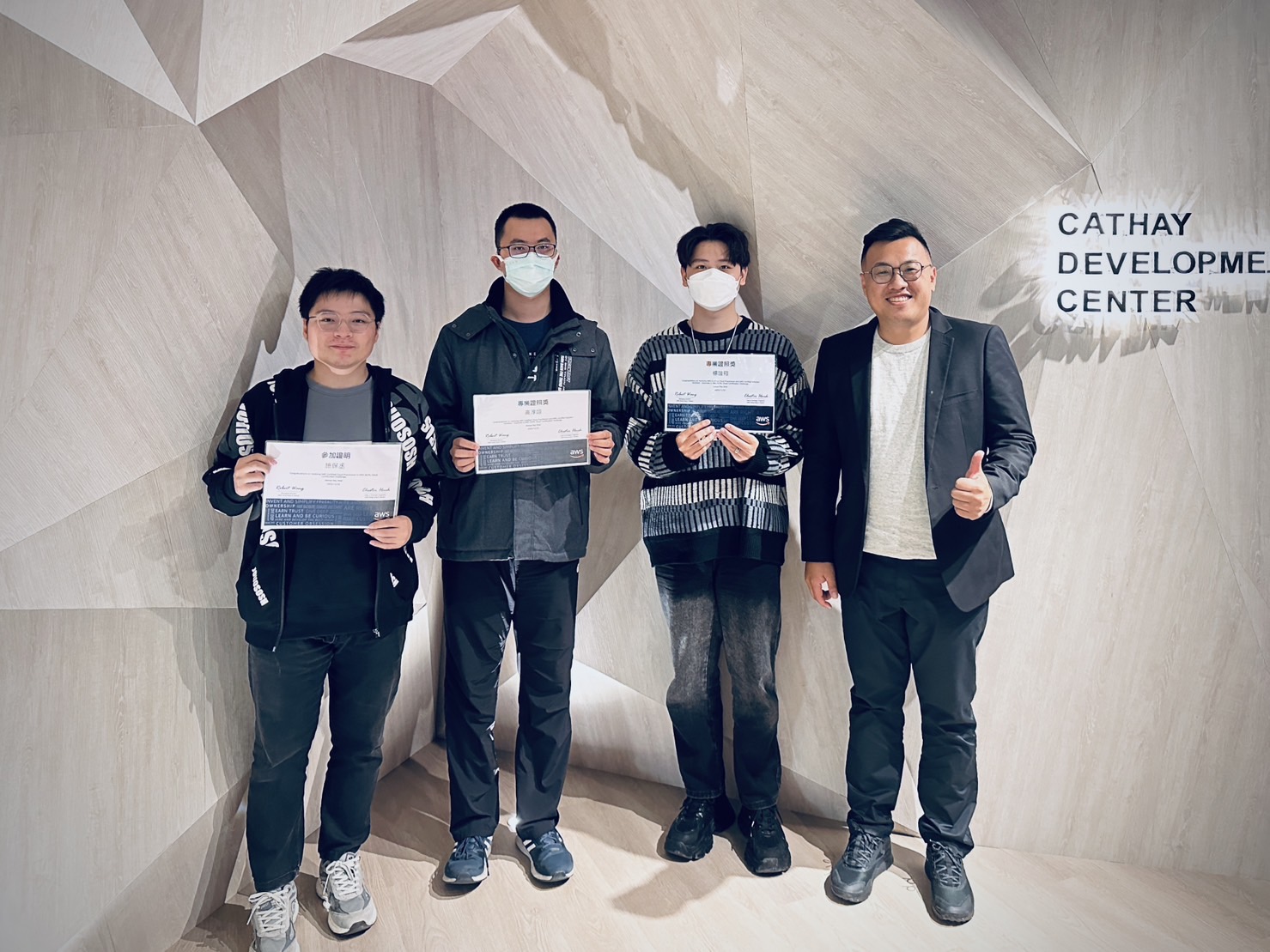 From right: Director of Industry-Academia Collaboration Dr. Chao-Neng Wang, students Chun-Yi Kao and Jun-Xiang Yang, winners of the "AI & Cloud Certification Challenge," and other participating AU students