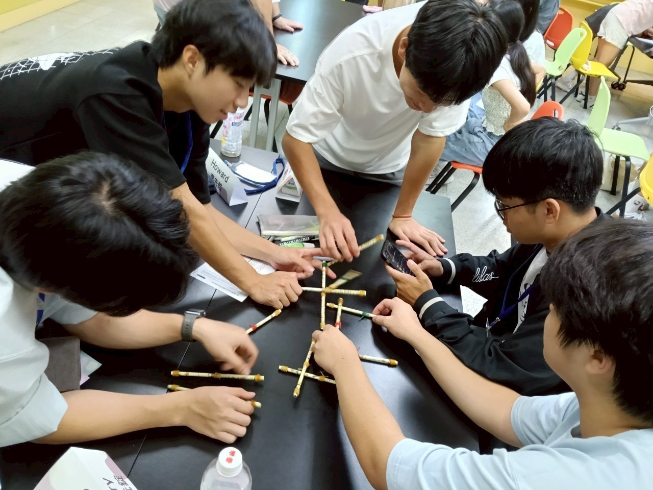 后綜高中同學分組挑戰達文西橋搭建任務，展現合作精神。