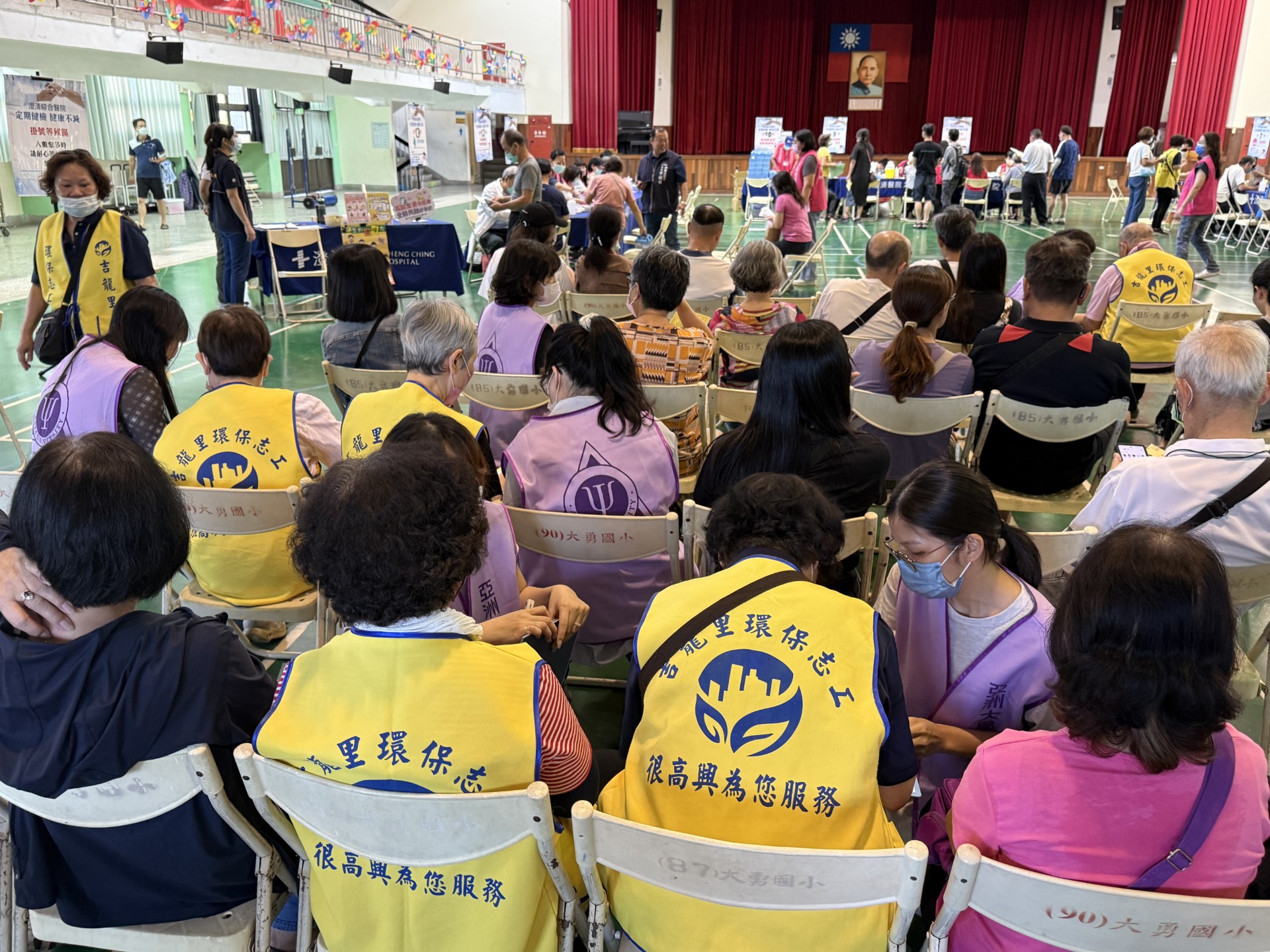 亞大心理USR團隊，在活動現場為長者提供晤談服務。