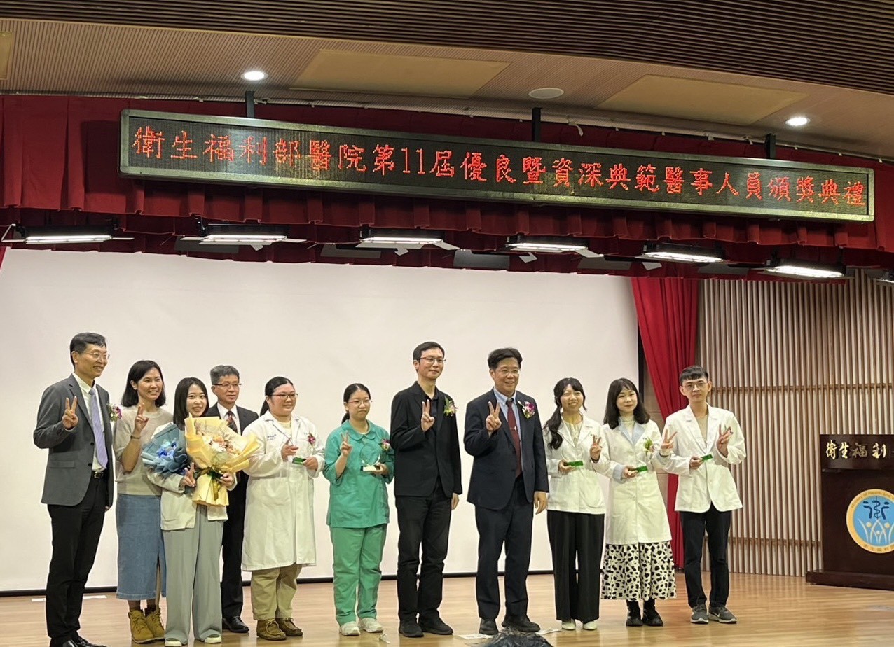 亞大職治系畢業生黃品瑀(左3)，獲頒衛福部「全國醫事人員優良新人獎」。