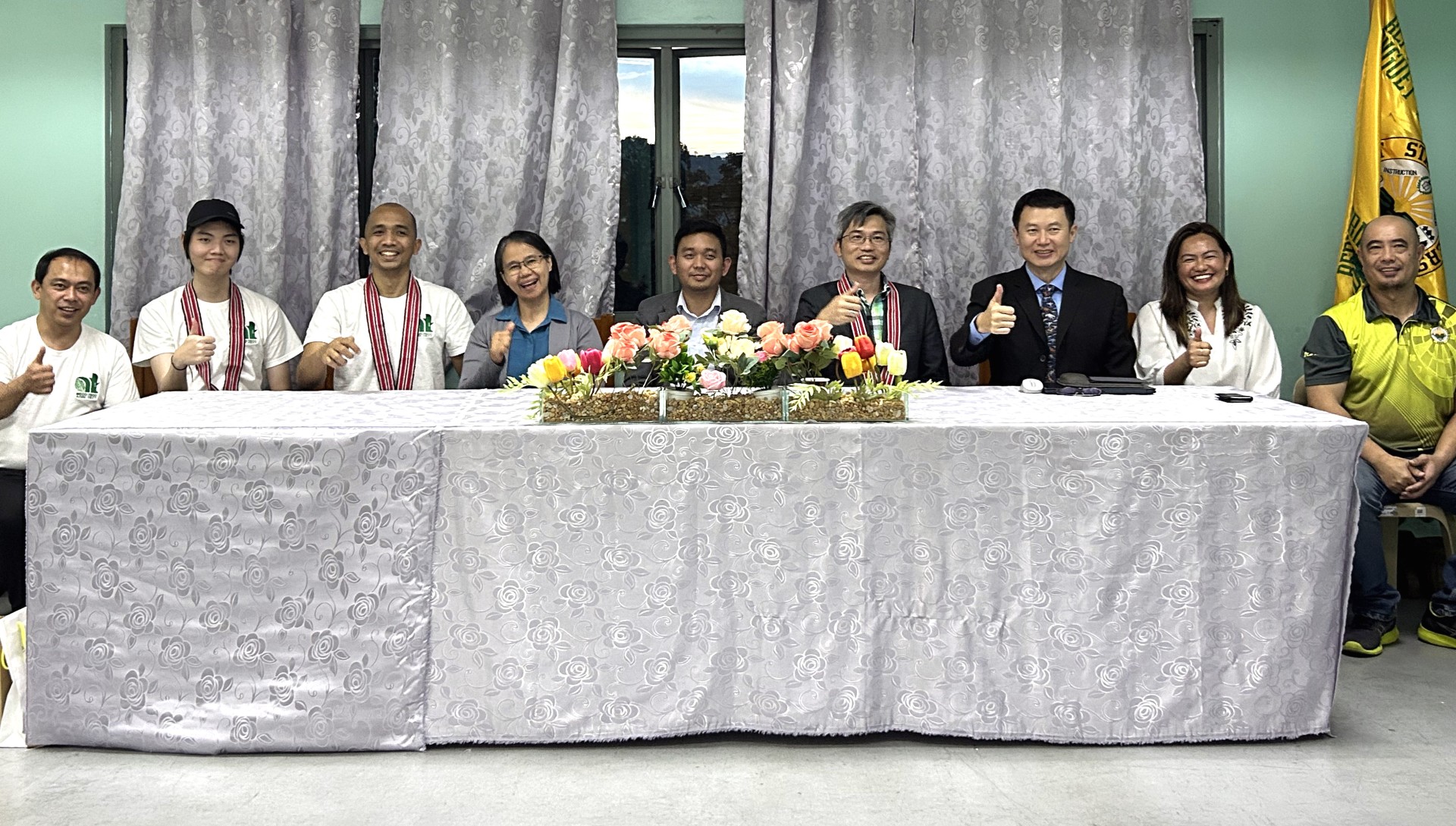 菲律賓本格特州立大學副校長 Roscinto Ian C. Lumbres（右5）、國際長 Rex John G. Bawang（右1）、亞大商品系主任龍希文（右3）等，針對智慧農具等議題交流。
