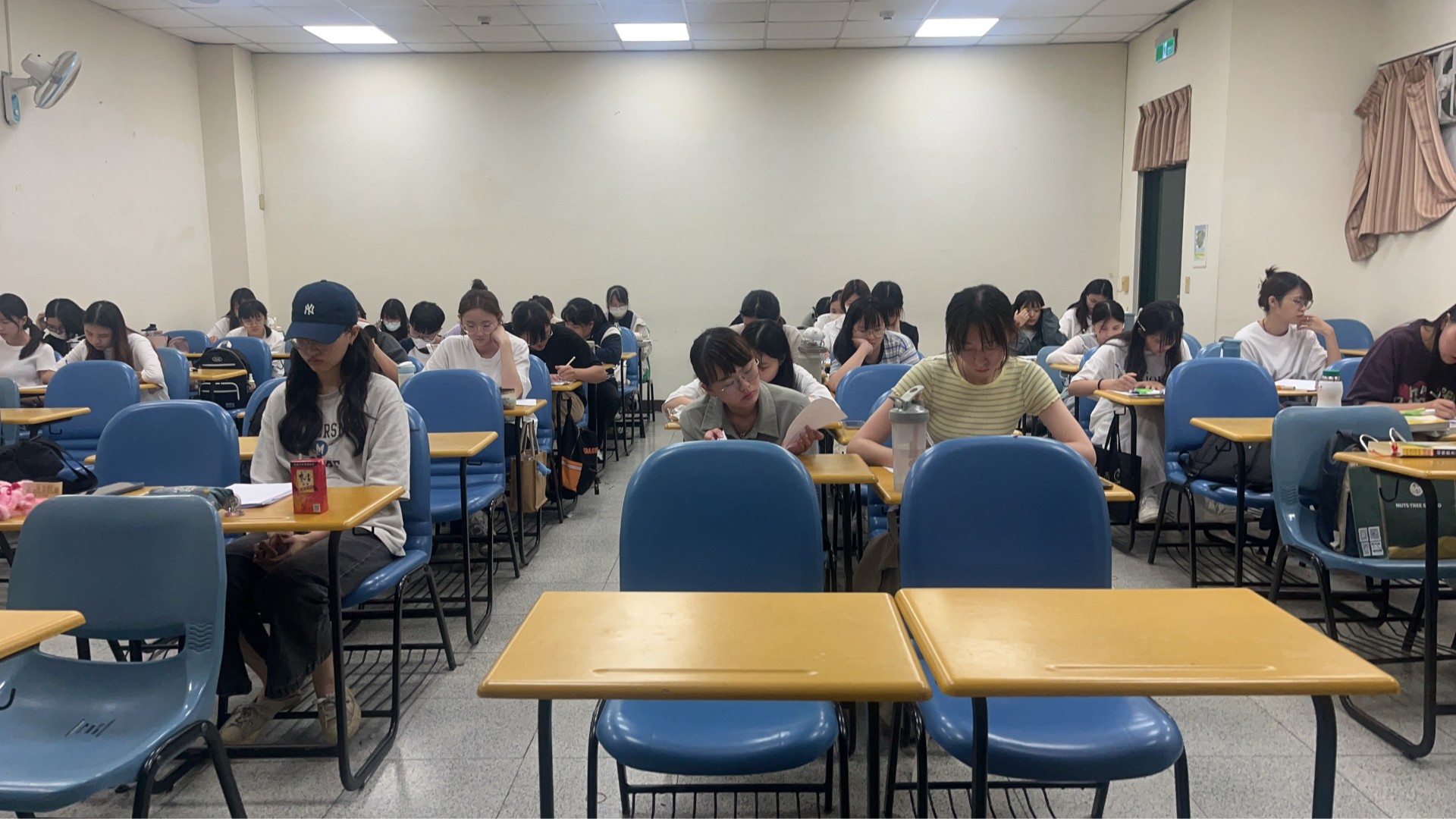 亞大幼教系舉辦教師檢定考夜間讀書會,鼓勵同學讀書。