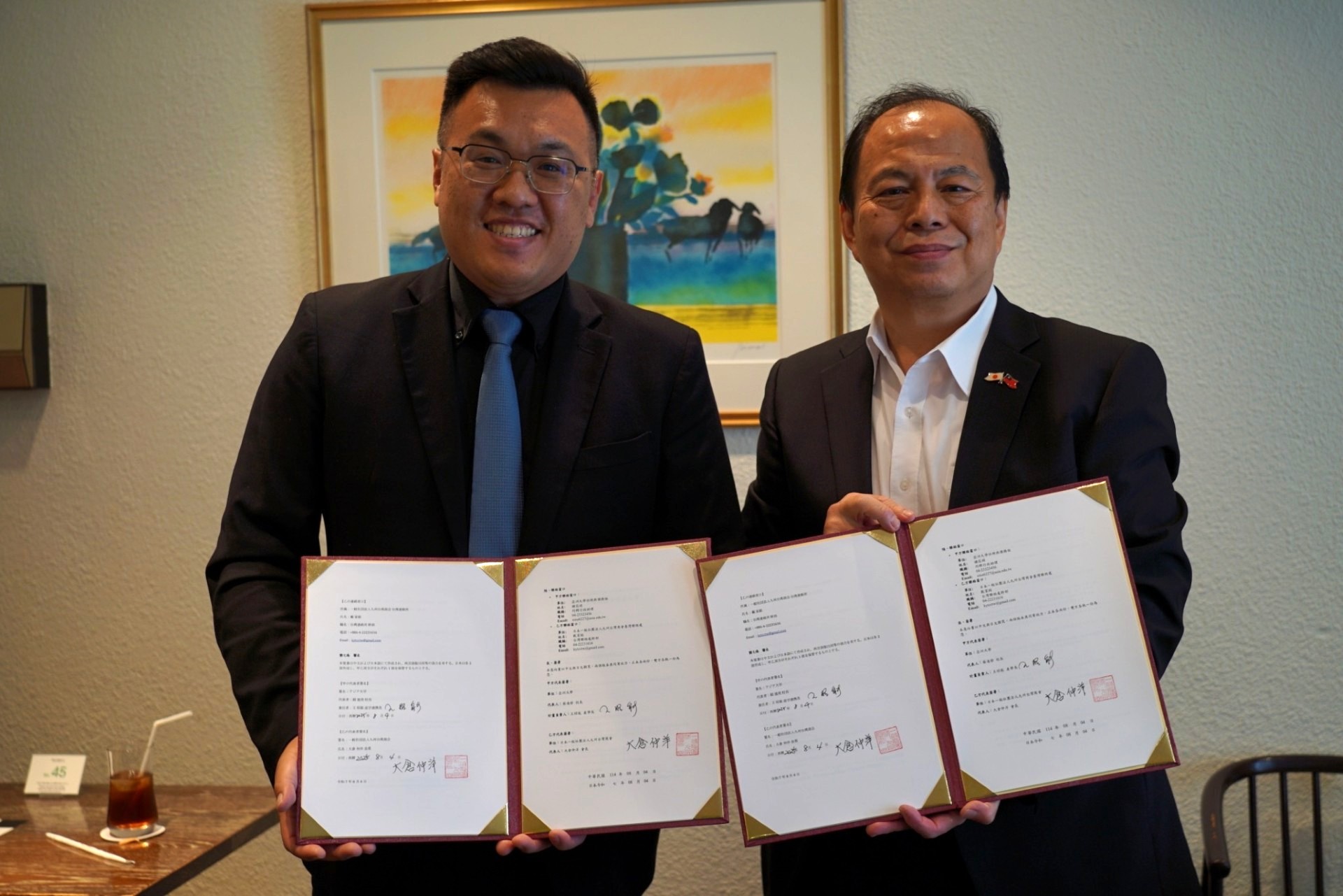 亞大產學長王昭能(左)、日本一般社團法人九州台灣商會會長大倉仲洋(右)共同簽署合作備忘錄。