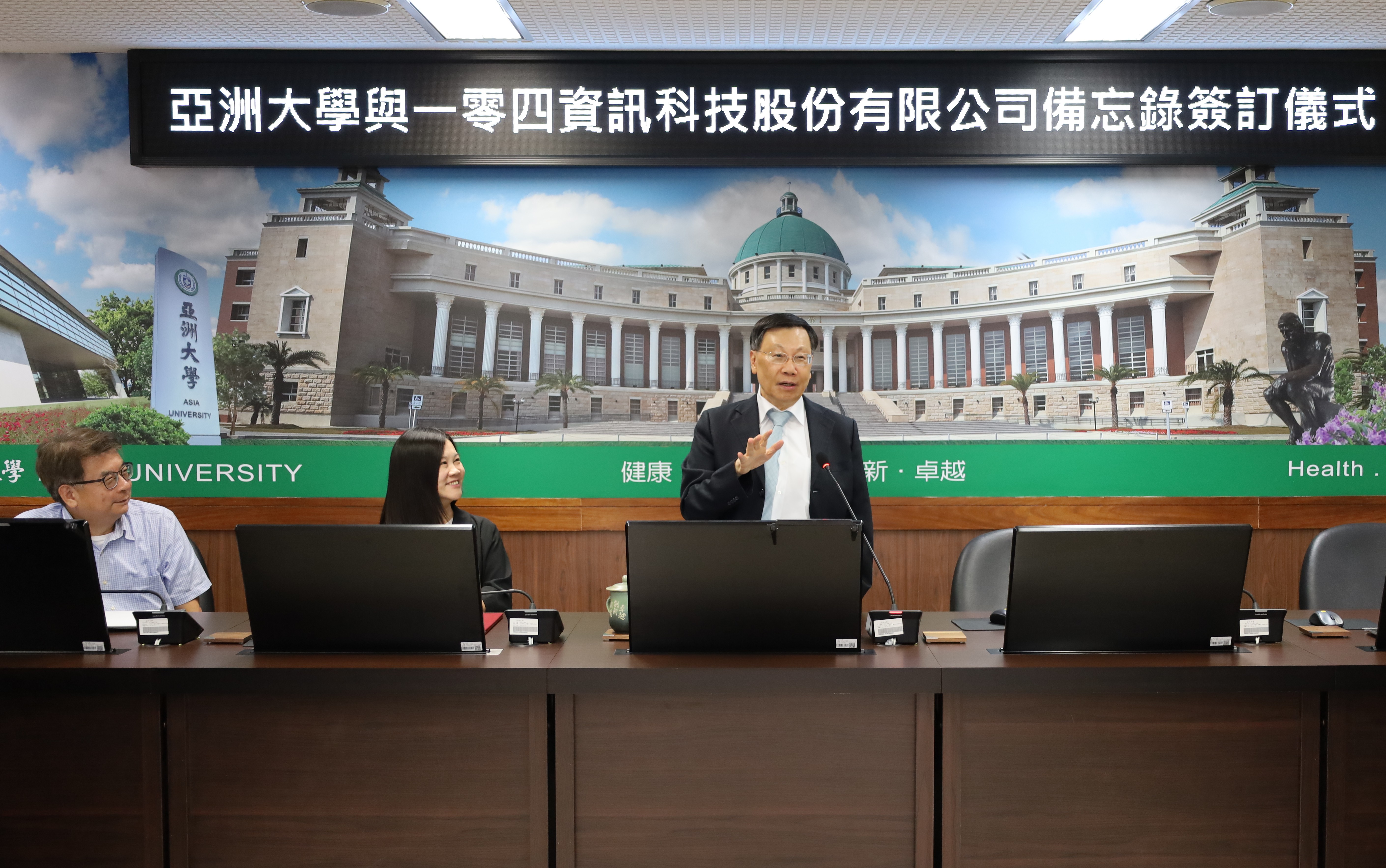 亞大校長蔡進發(右)說,此次與104人力銀行合作,能夠培育更多優秀人才,讓畢業即高薪就業。