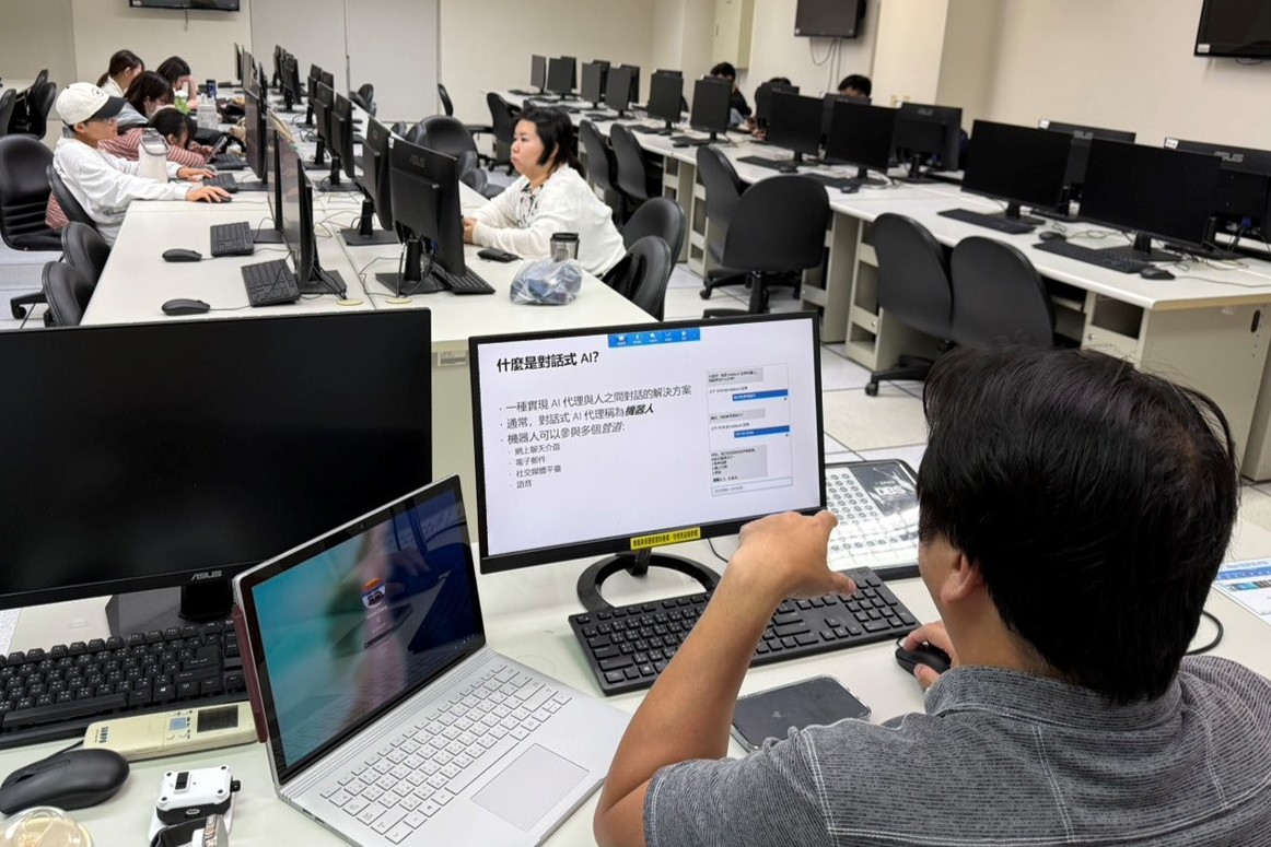 在AI證照輔導班中,授課老師示範、講解各種應用。