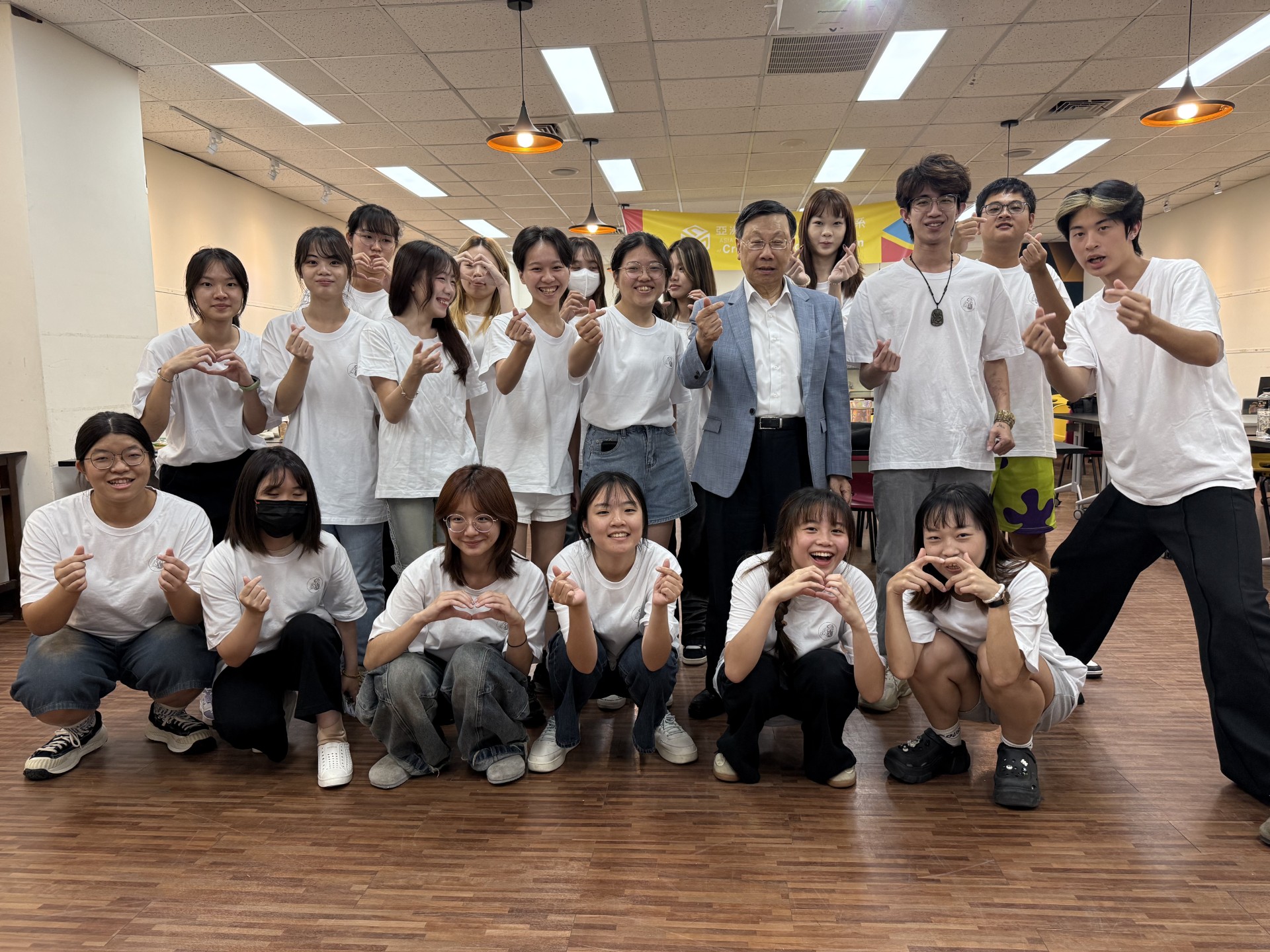 亞大國際志工團出發前,校長蔡進發(2排右3)為他們加油打氣。