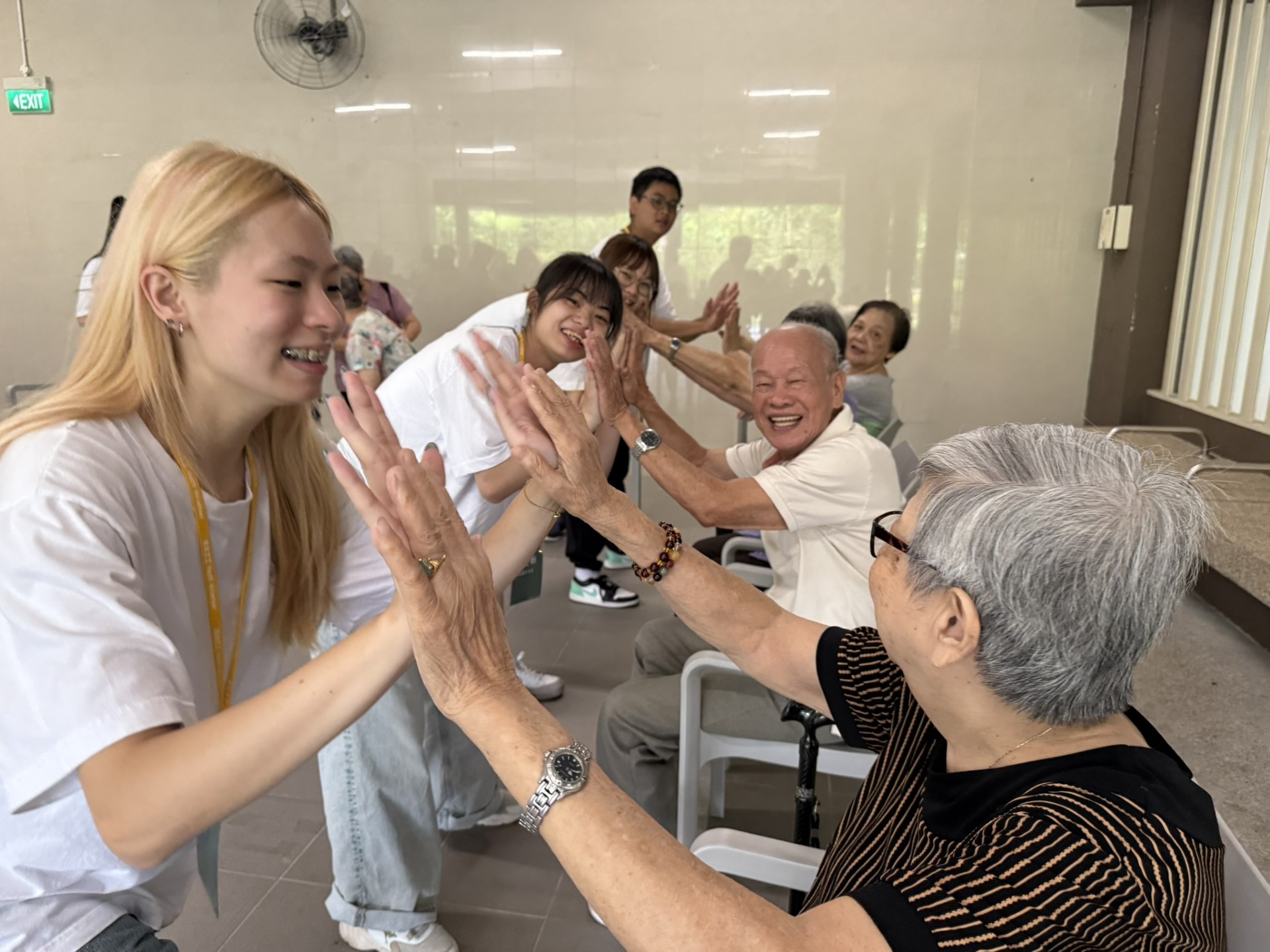 亞大志工團帶領長者一起活動。